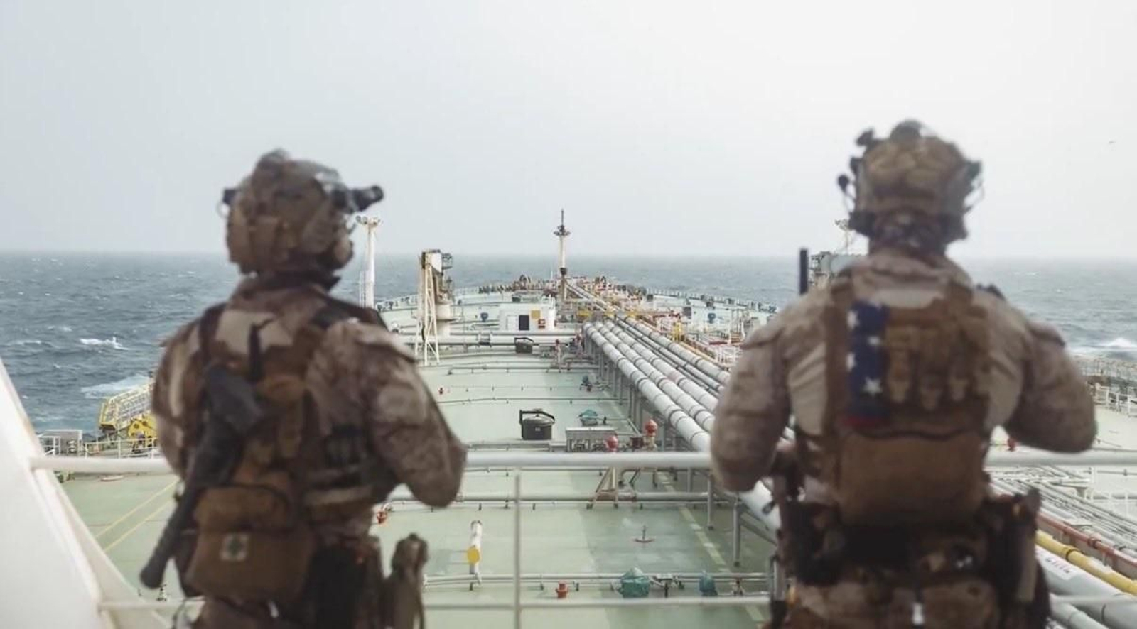 Militares de EEUU en un barco abordado en el estrecho de Ormuz.