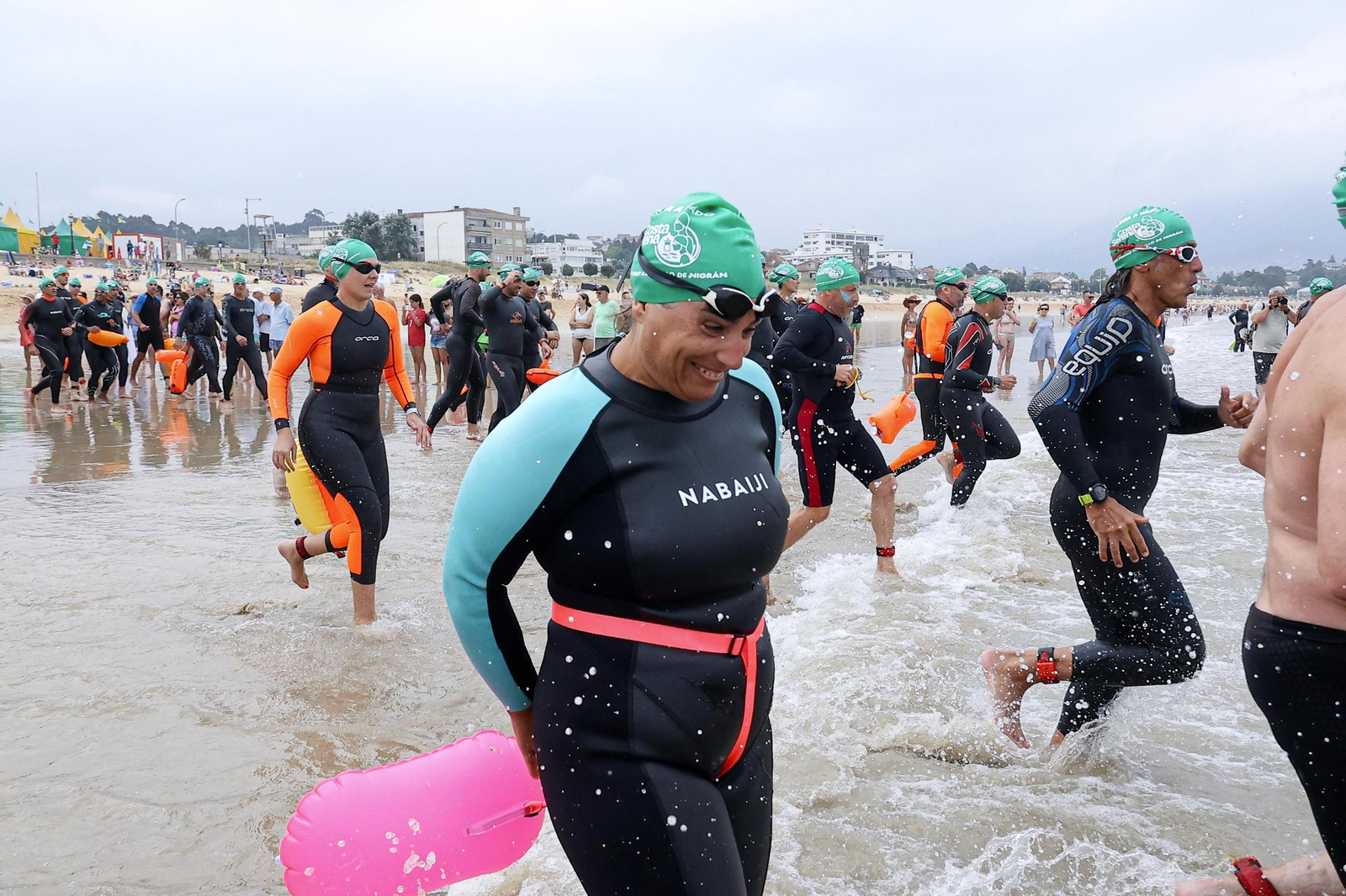Galería | Centenares de nadadores se citan en Praia América para la Travesía a nado Costa Serena 2026