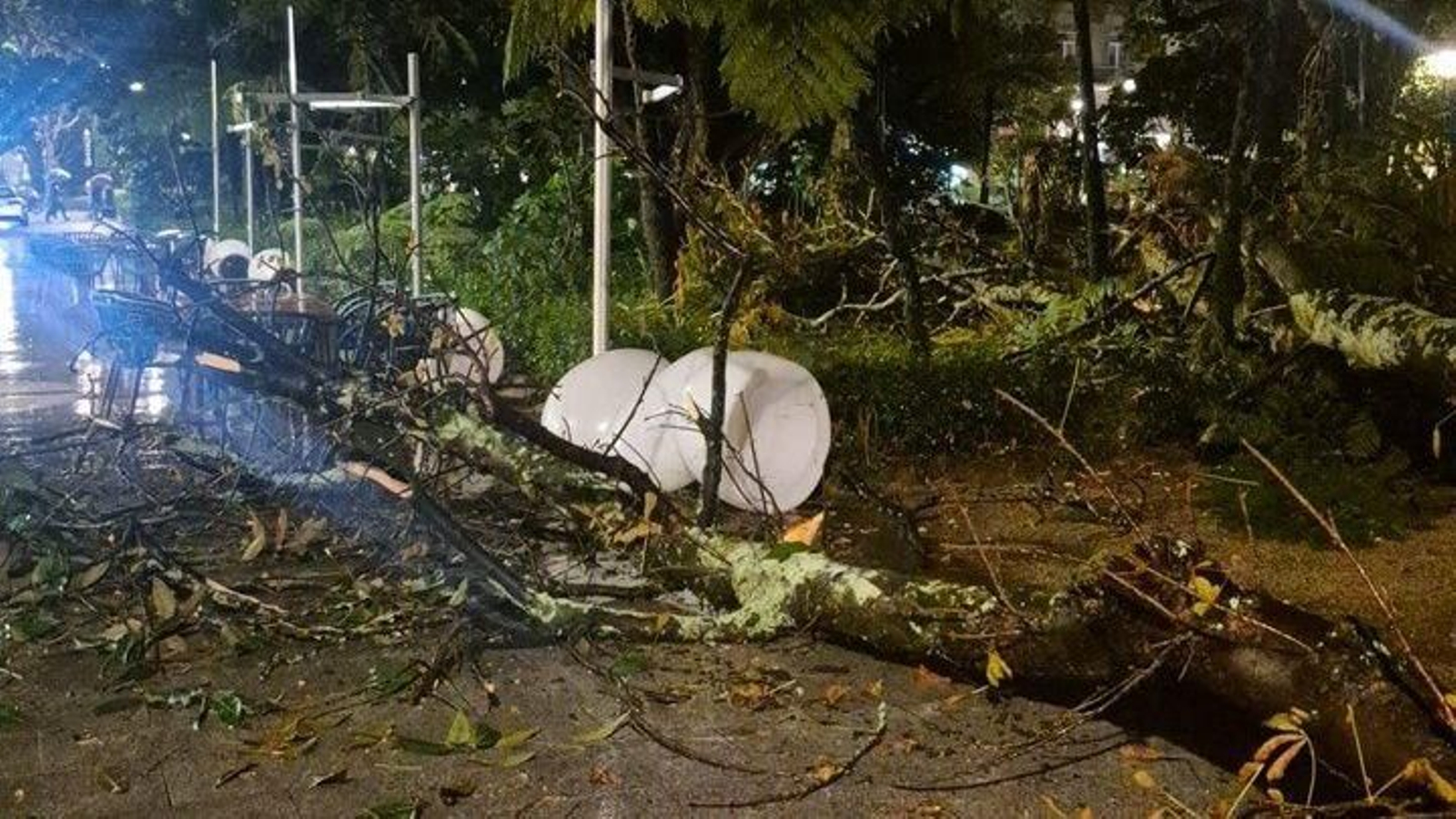 Destrozos en Plaza Compostela.