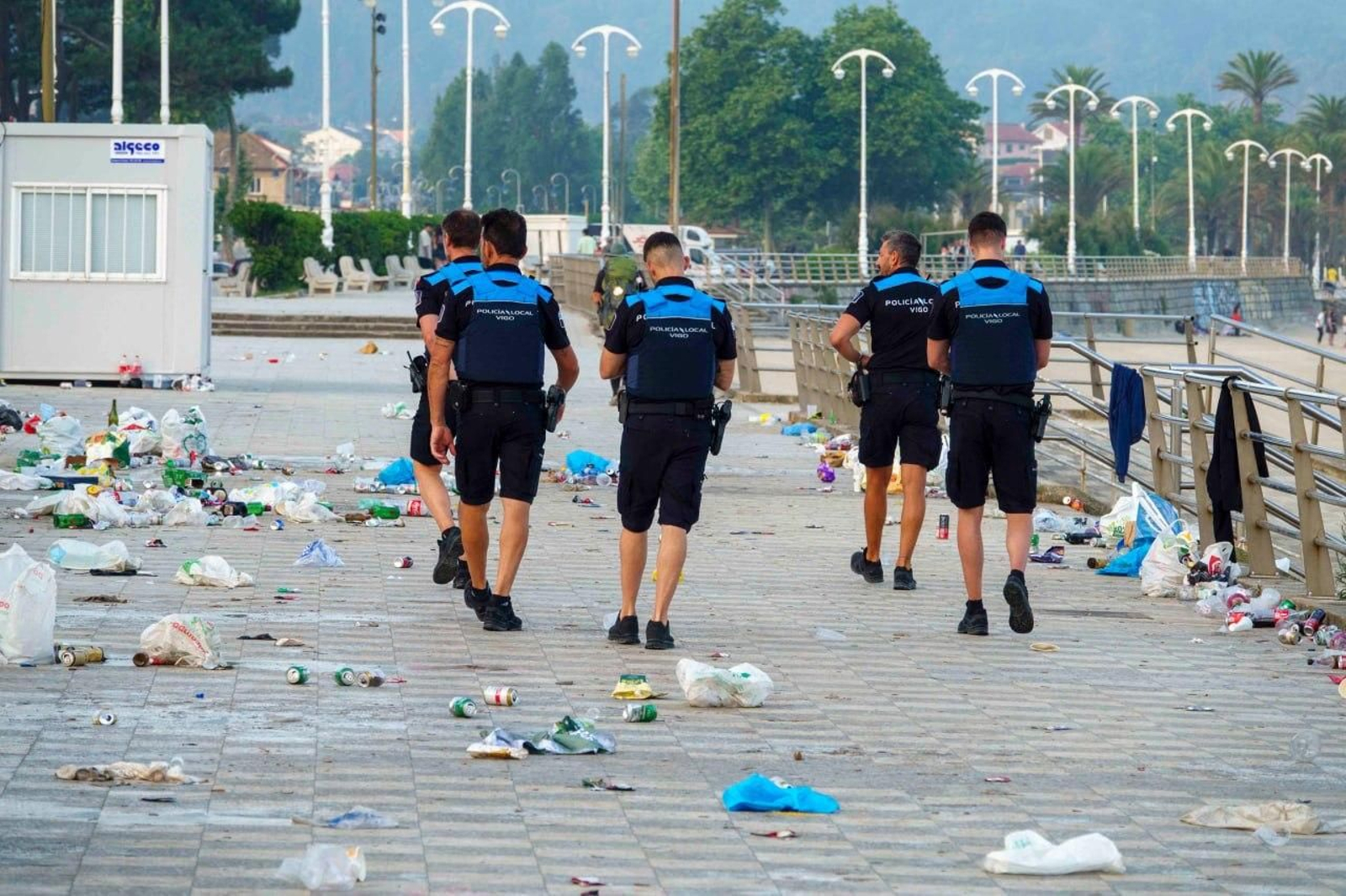 Galería | La resaca de San Xoán 2026 deja toneladas de residuos en Samil y Panxón