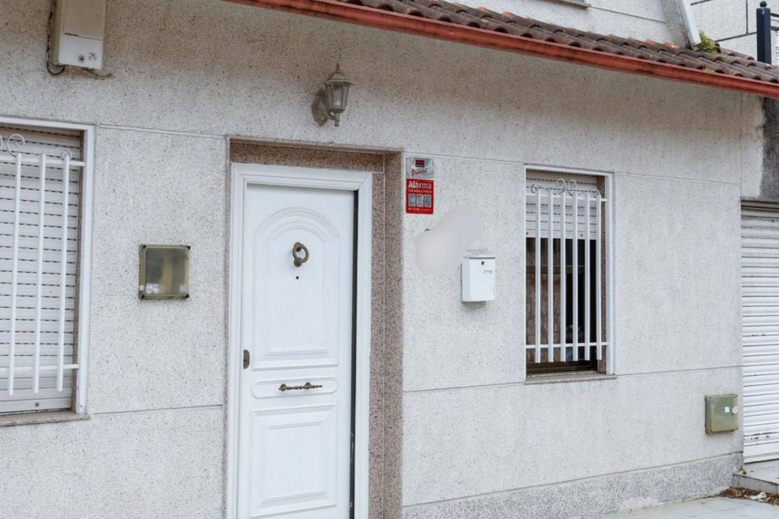 La vivienda, con la instalación de alarma, que fue colocada según la denunciante, por los okupas.