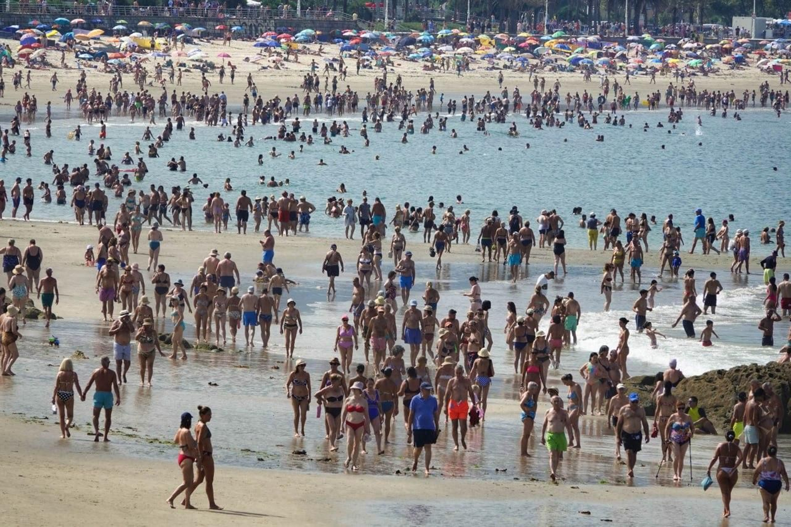Samil abarrotada de gente por las altas temperaturas. // Vicente Alonso