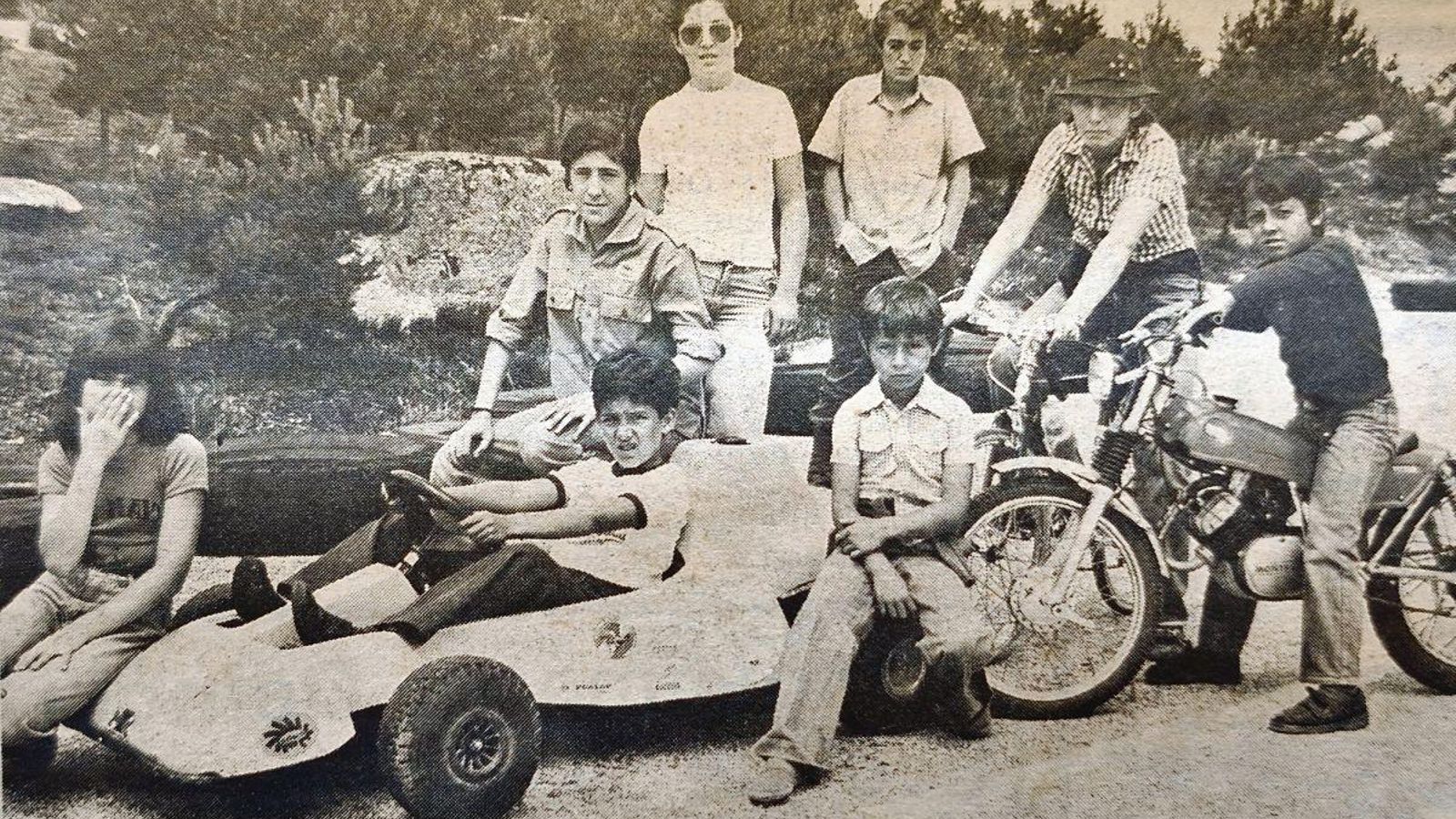 Un grupo de chicos en la pista de karts de Manzaneda.