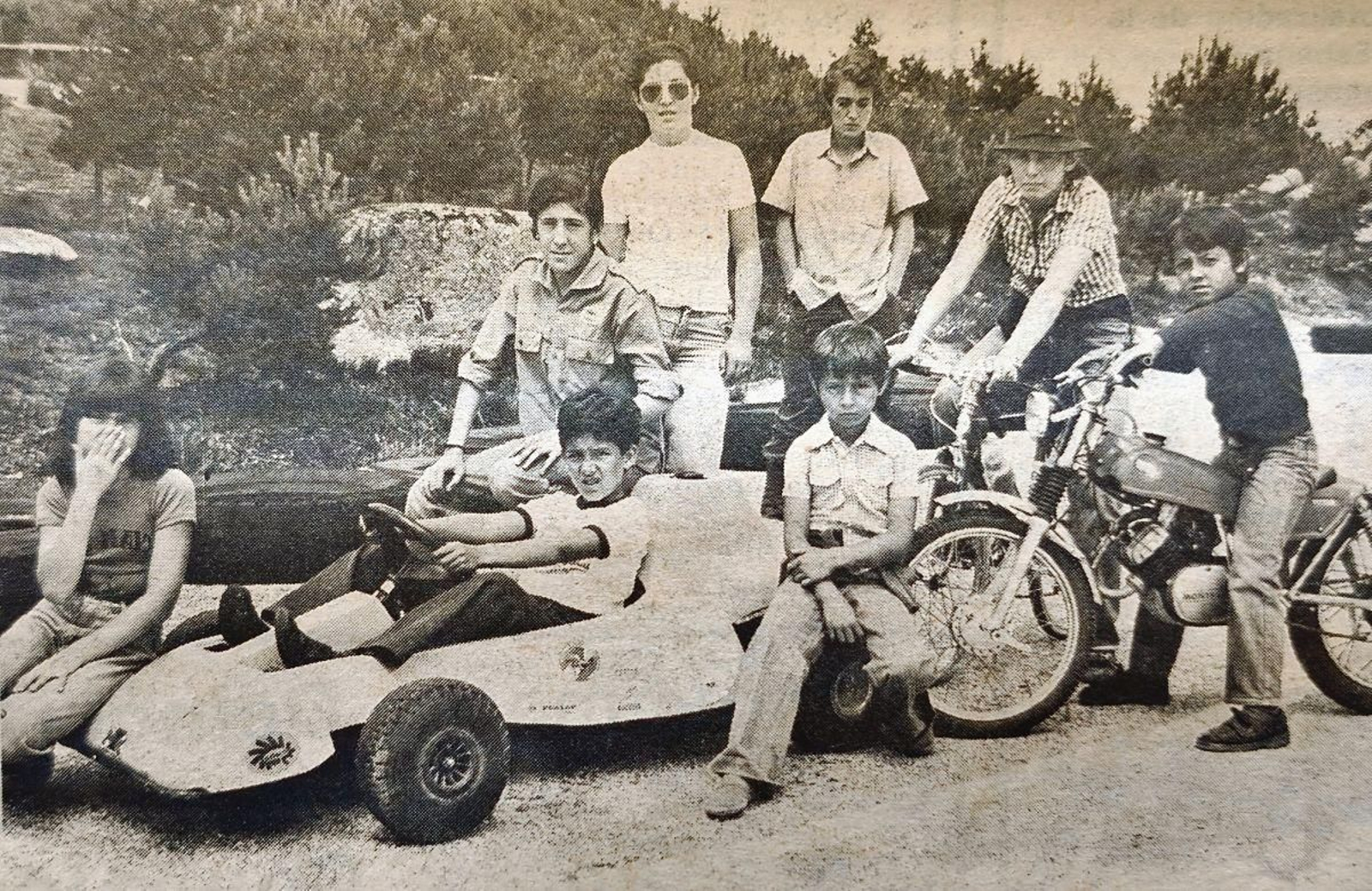 Un grupo de chicos en la pista de karts de Manzaneda.