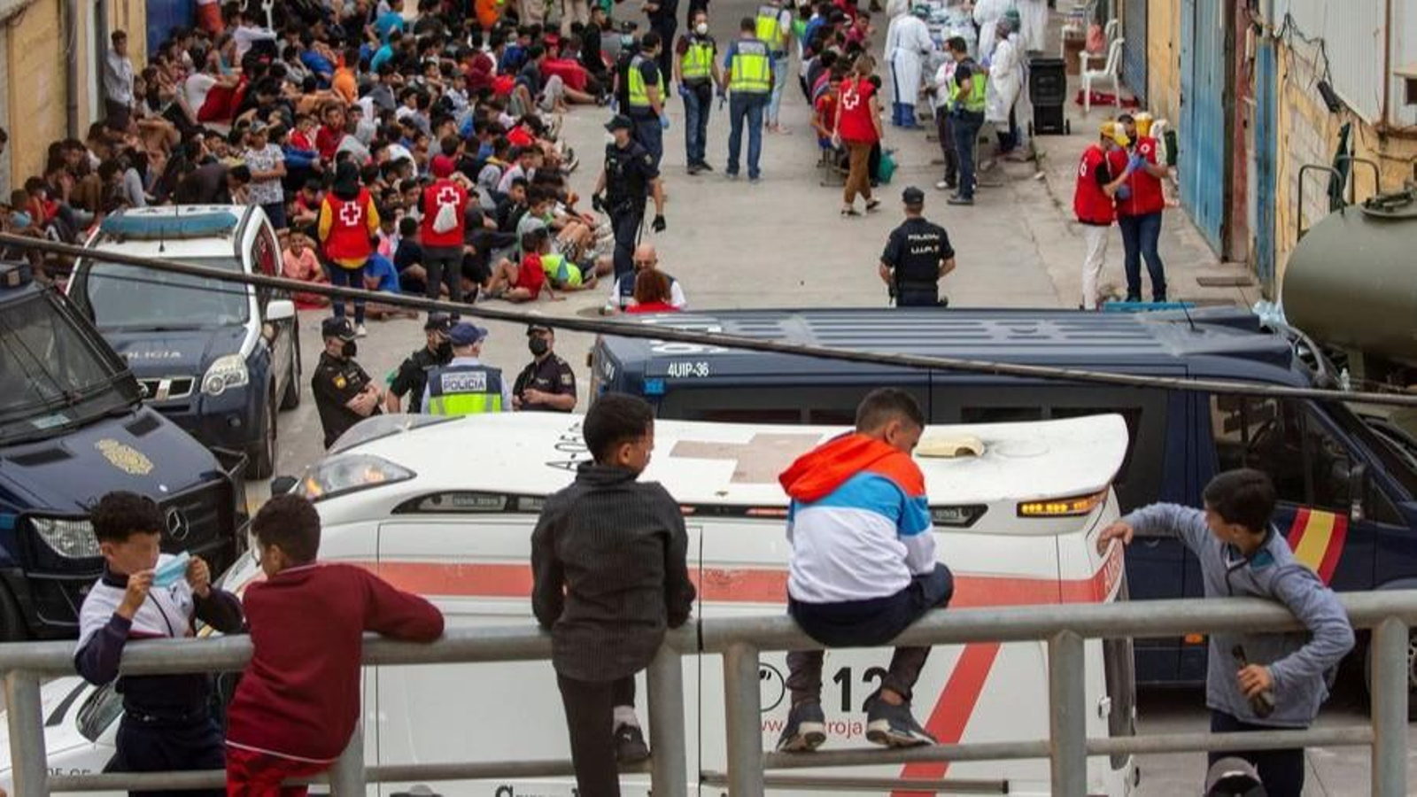 Cientos de menores llegados solos a Ceuta esperan para hacerse las pruebas de covid en un polígono industrial de la ciudad autónoma.