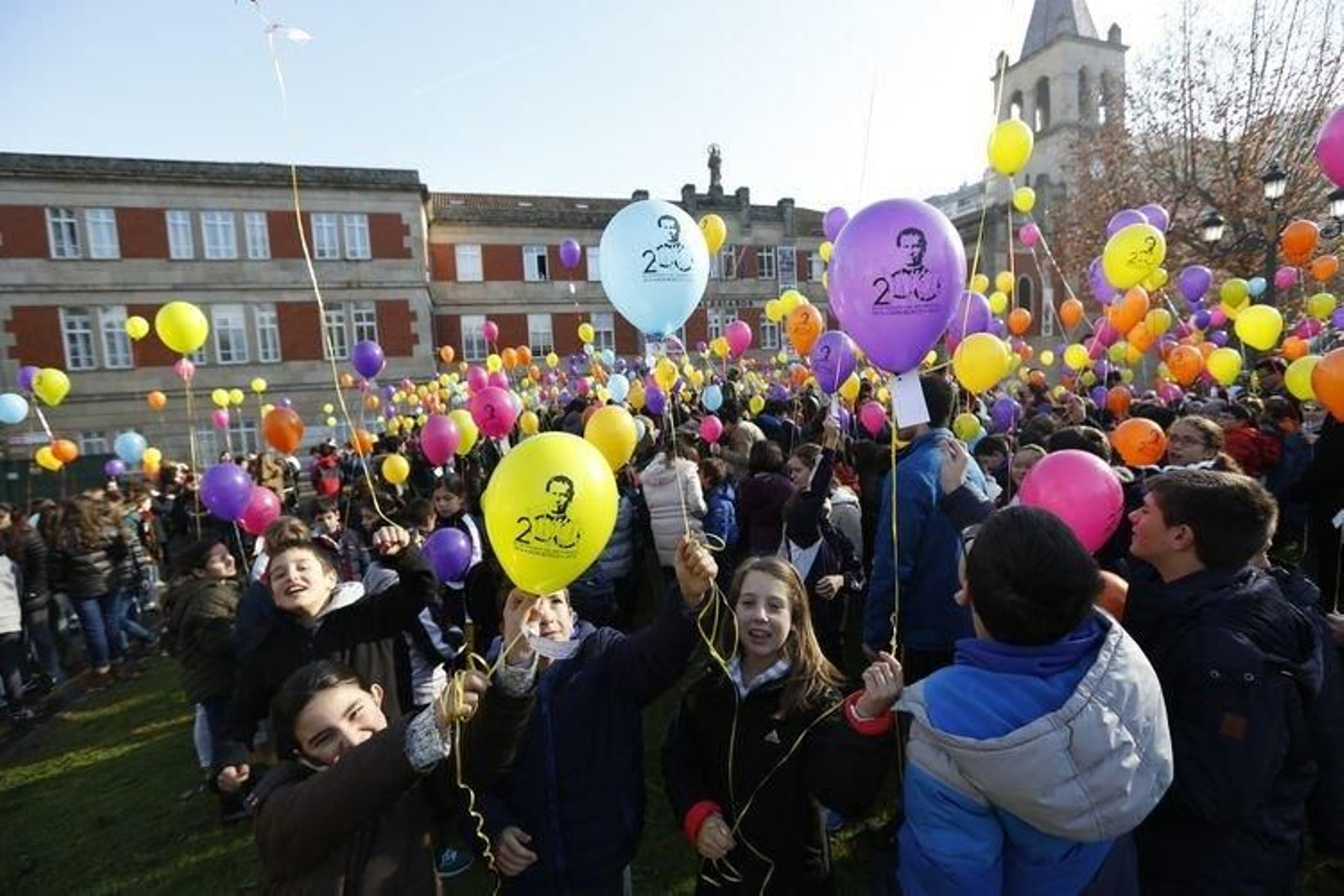 Imagen de la suelta de globos en Salesianos. (XESÚS FARIÑAS)