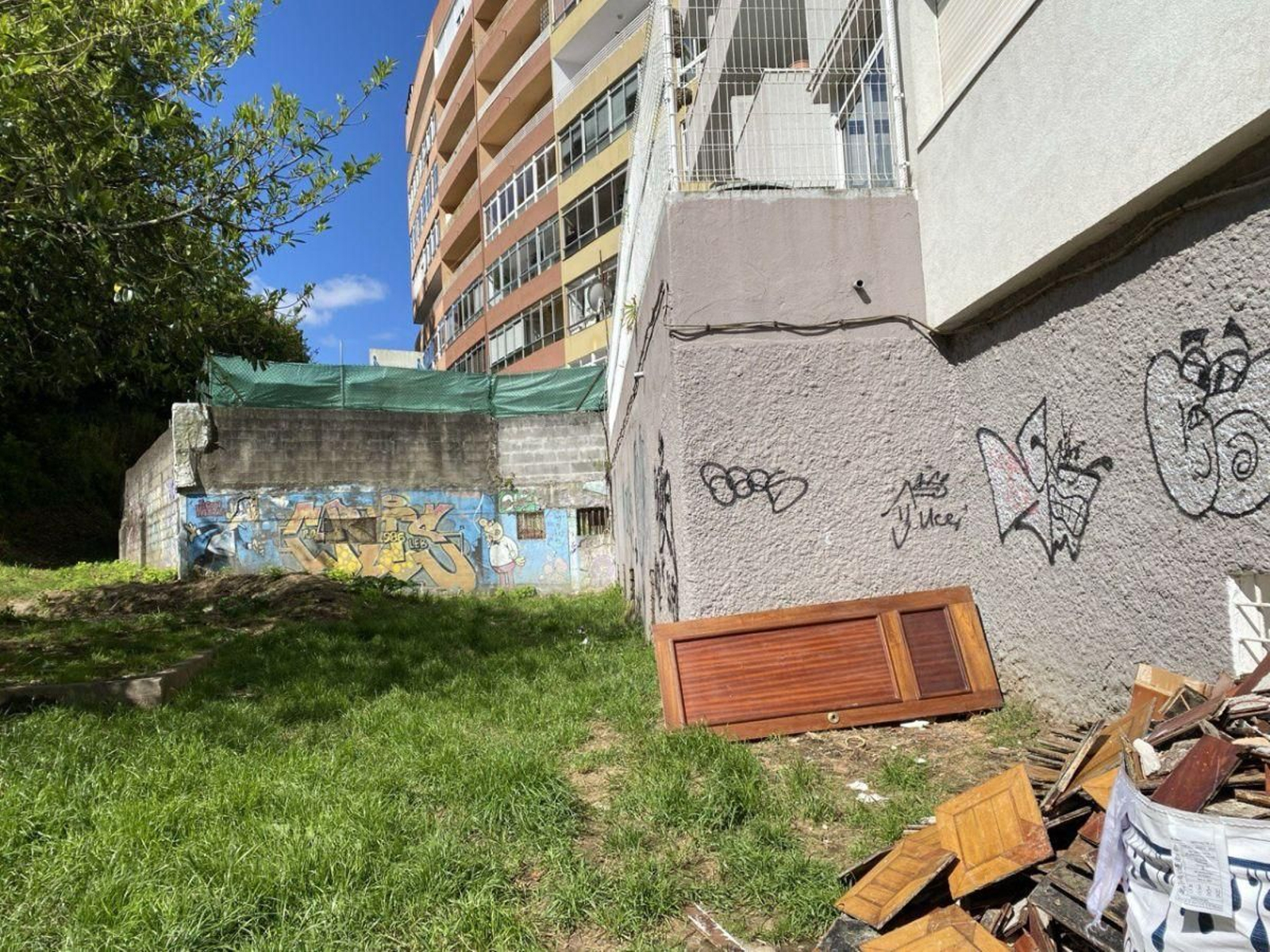 El muro que saltaron los ladrones para acceder al interior del colegio. Los vecinos alertaron a la Policía.