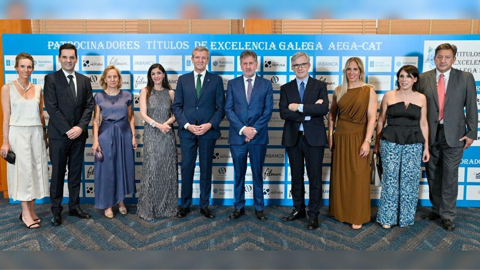 El presidente de la Xunta, Alfonso Rueda, y la consellera de Igualdad de la Generalitat, Eva Menor, encabezan en Barcelona los XXI Títulos de Excelencia Galega 2026, que otorga la Asociación de Empresarios Gallegos de Catalunya (Aega-Cat).