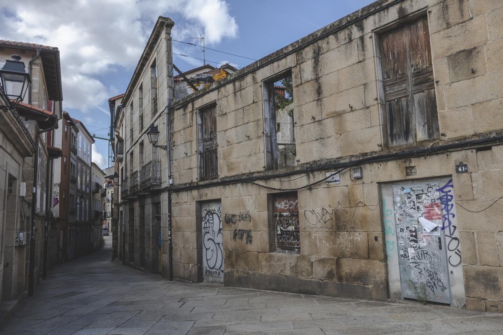 Edificios en estado de abandono en en el Casco Vello.