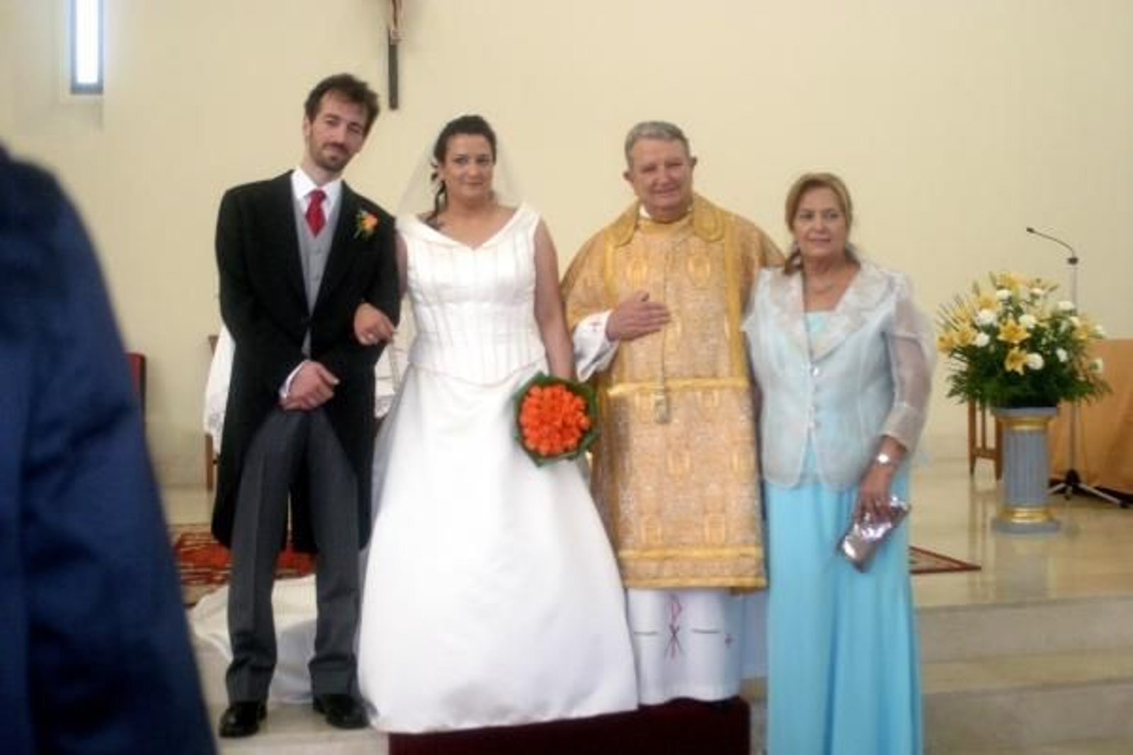 Los recién casados con los padres de la novia, Rosa Pérez y el diácono Antonio Comesaña, que ofició la boda.