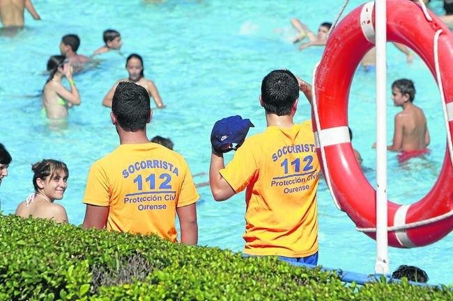 Socorristas en las piscinas de Oira en anteriores veranos FOTO: MIGUEL ÁNGEL