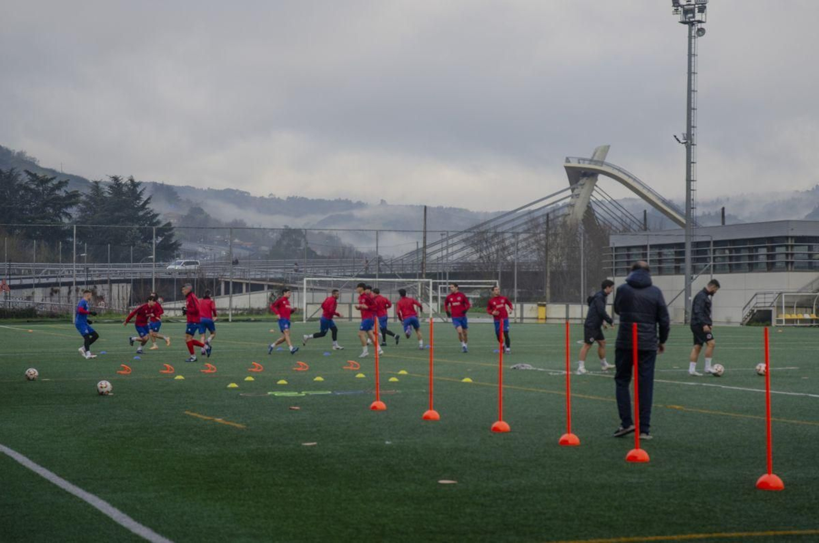 Los jugadores de la UD Ourense se ejercitan en el Miguel Ángel-Os Remedios.