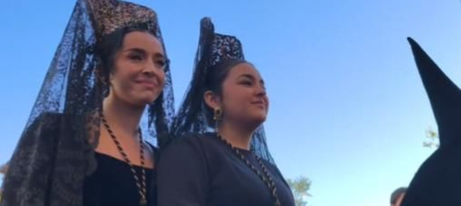 Lola Índigo acompañada de un familiar durante la procesión de La Estrella del Albaycin en Granada este Jueves Santo.