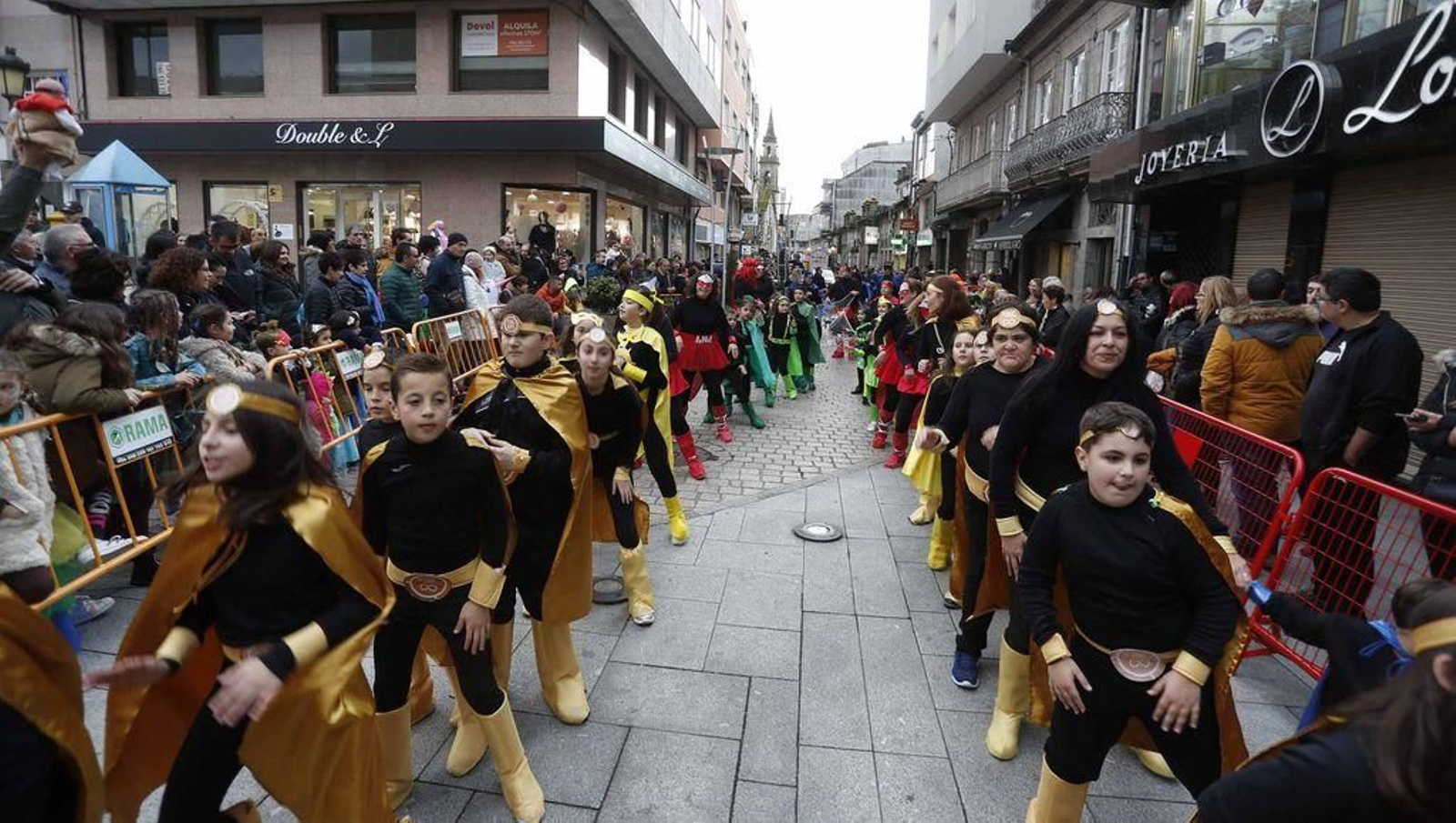 Grupos de niños tomaron el centro urbano de Porriño, con vistosos trajes por las calles. El Martes de Carnaval es el día grande de la fiesta en la villa y se notó, con un desfile que resultó vistoso y muy concurrido por el público que participó, aunque no estuvieron todas las comparsas que hicieron el recorrido el pasado sábado.