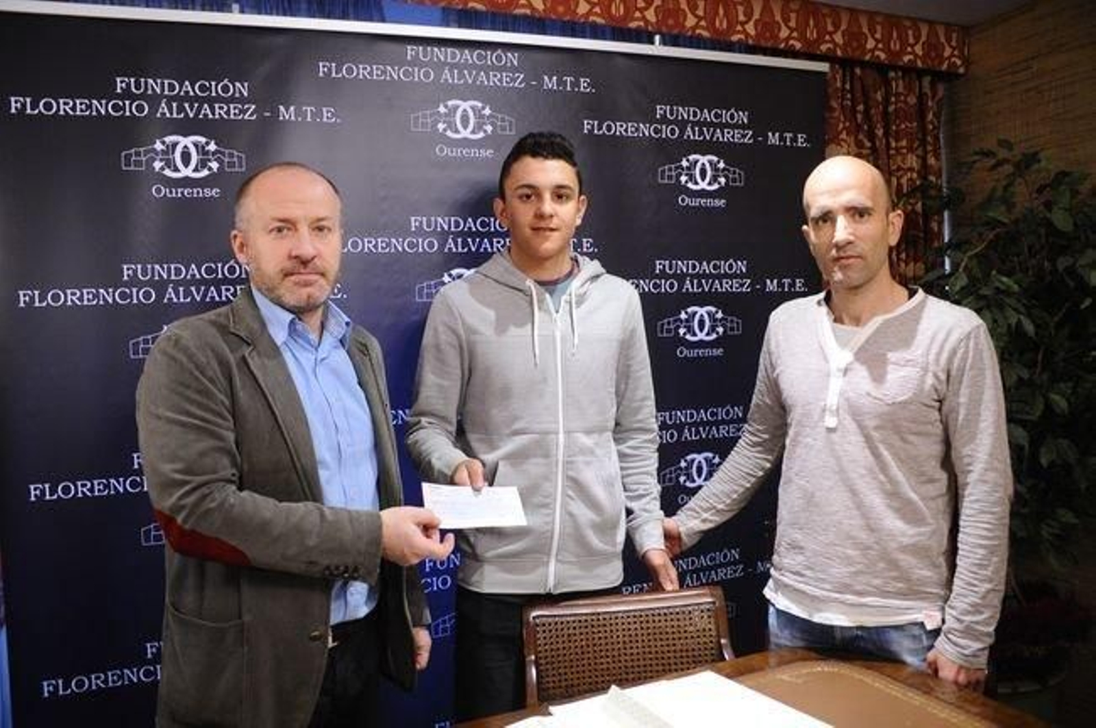 Marco Vázquez, Iván Feijóo y Xulio Conde, en la entrega de la beca.