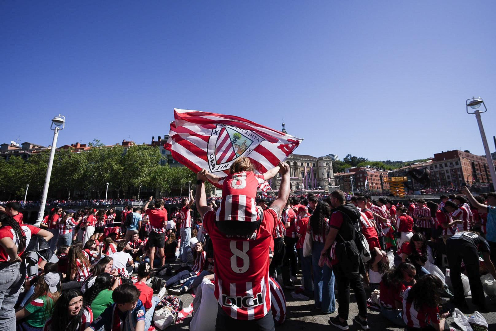 Padres e hijos no se quisieron perder la Gabarra tras la consecución de la Copa del Rey del Athletic Club.