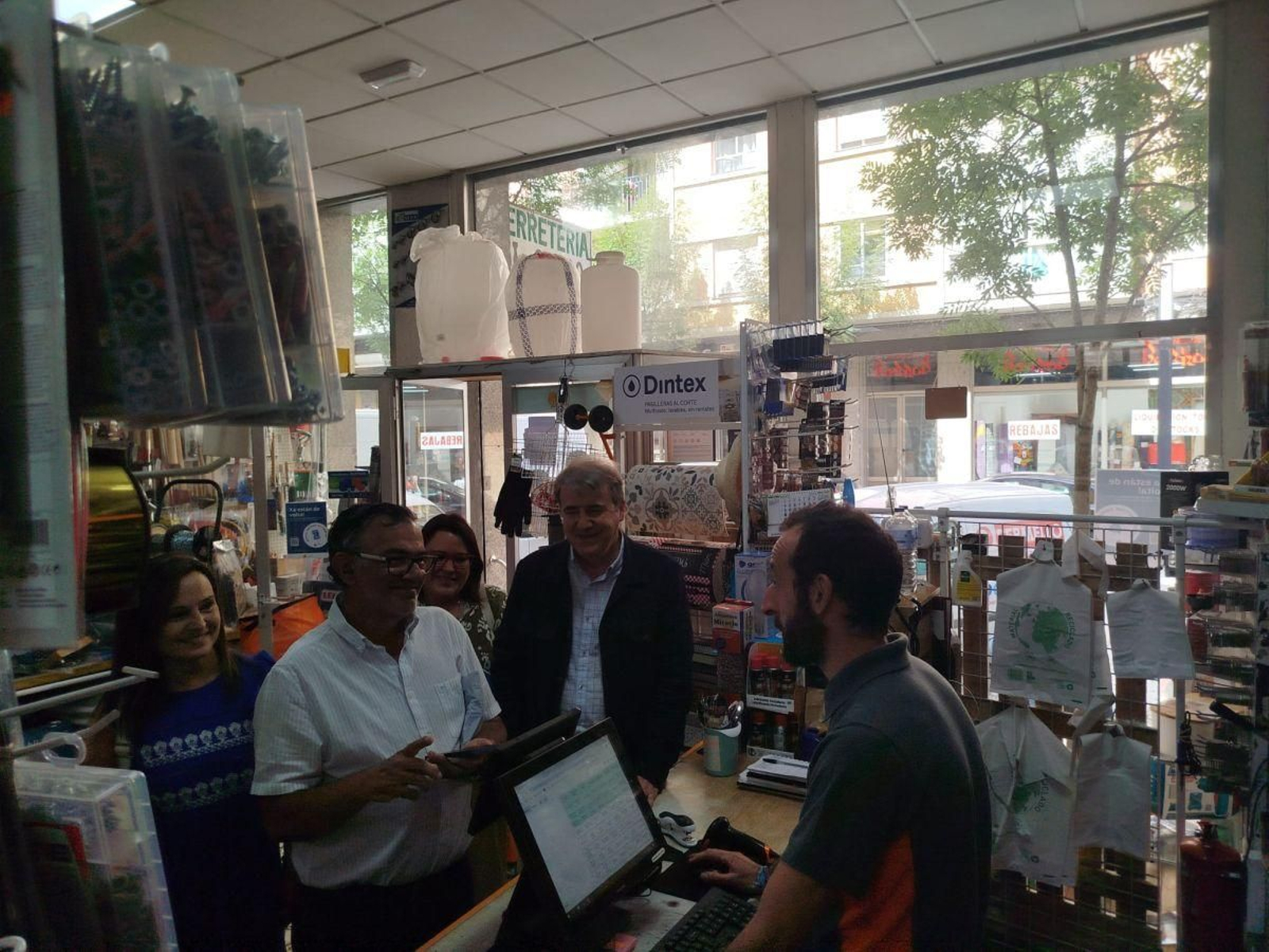 hombre utiliza su bono en la ferretería Greco