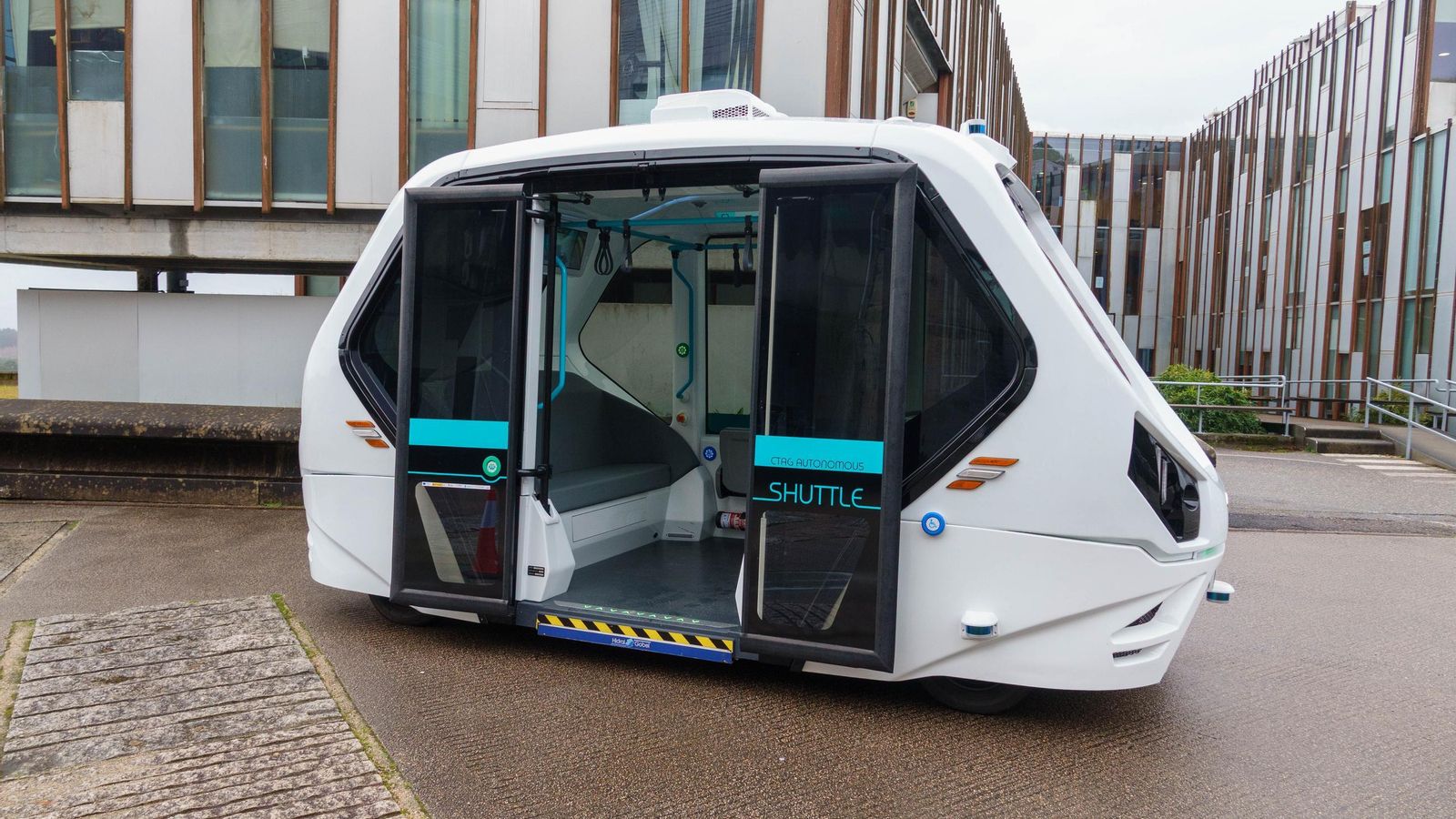 El coche autónomo, delante del Edificio Exeria.