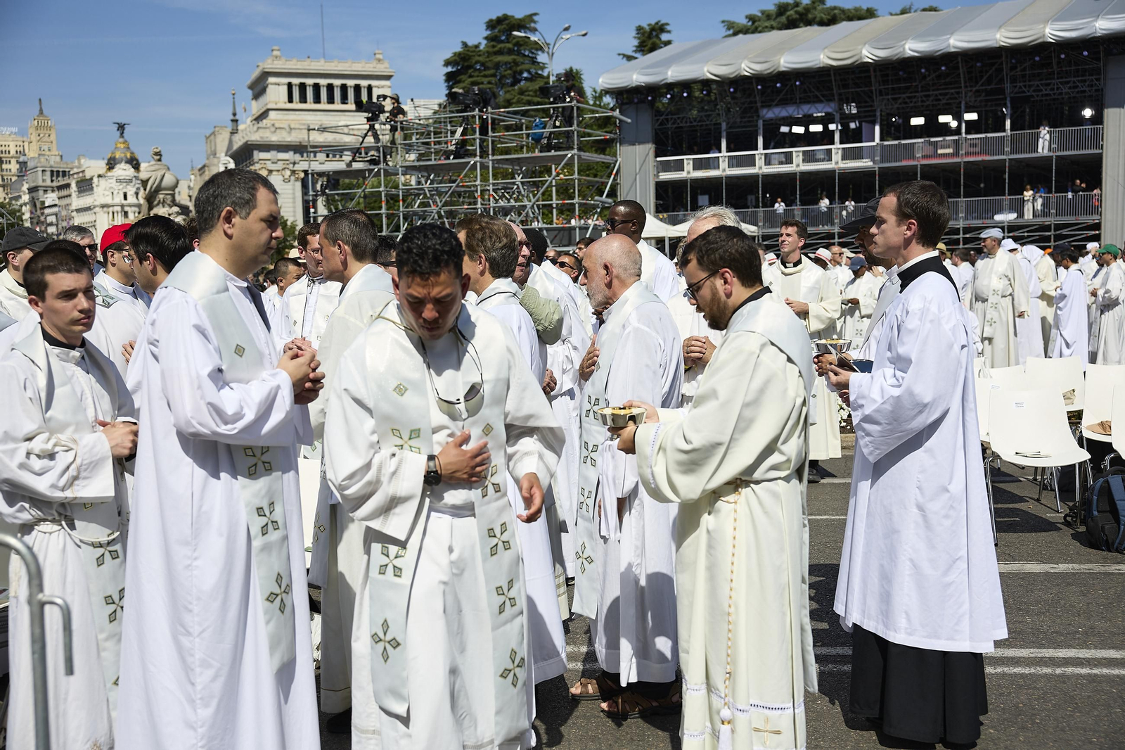 Galería | Multitudinaria misa y procesión del Corpus en Madrid con el papa León XIV