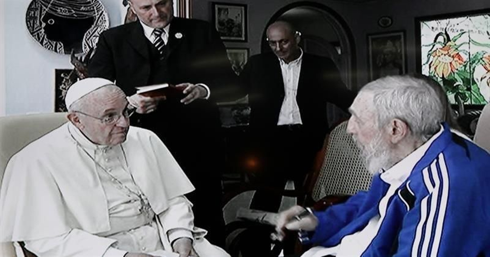 El papa Francisco (i) mientras se reúne con el líder cubano Fidel Castro (d)