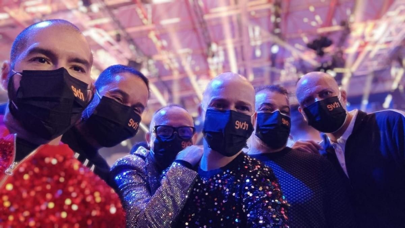 Los vigueses Raúl, Adolfo, Iván, Xavi, Miguel y Pablo, en el Palau D'Esports de Benidorm siguiendo la final en directo.