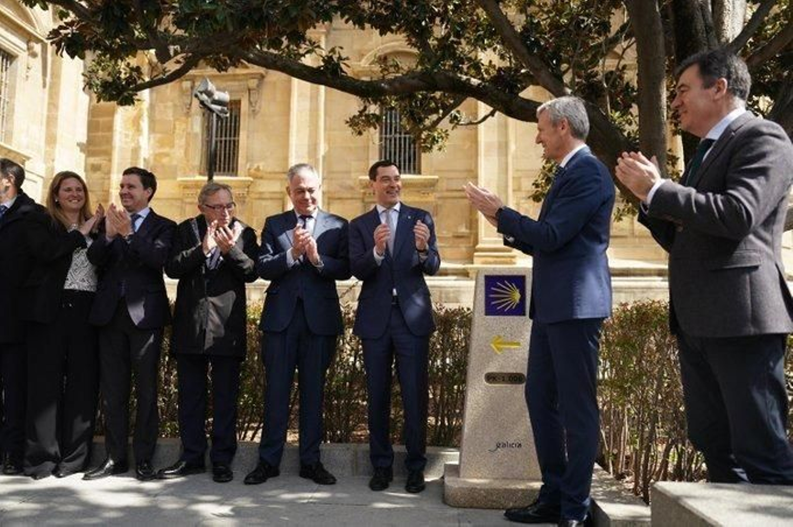 Alfonso Rueda y Juanma Moreno instalando un indicador del Comino de Santiago en Sevilla