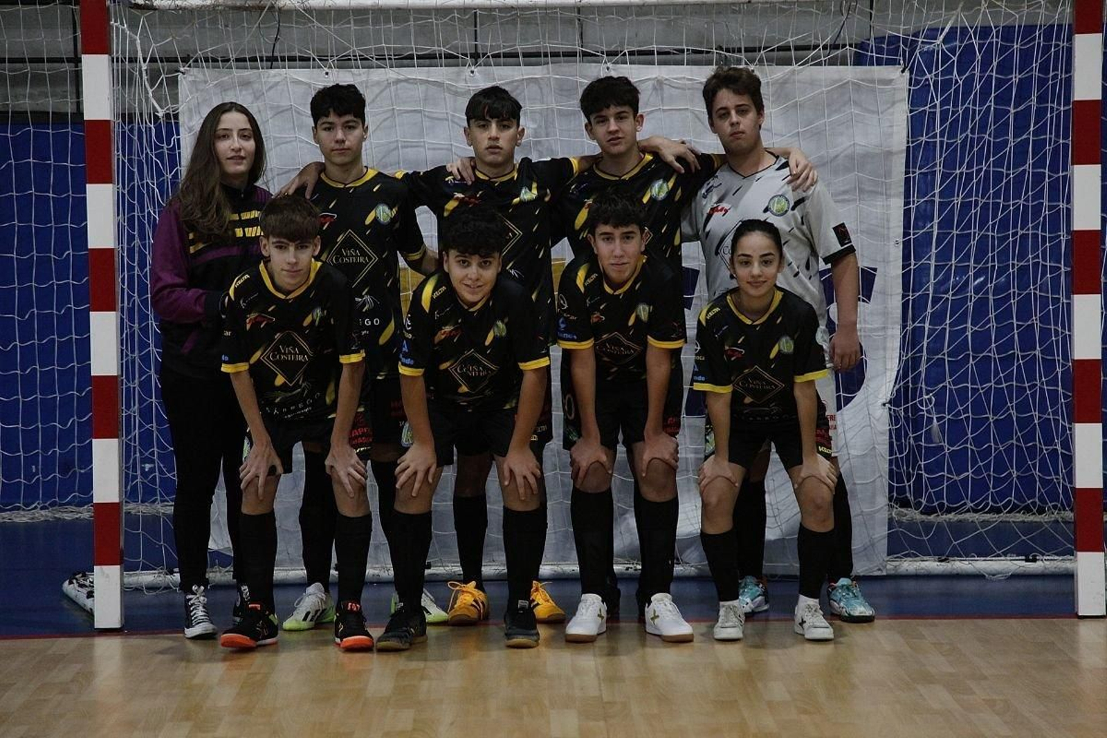 Los jugadores y el cuerpo técnico de la EDC Barbadás, el conjunto local.