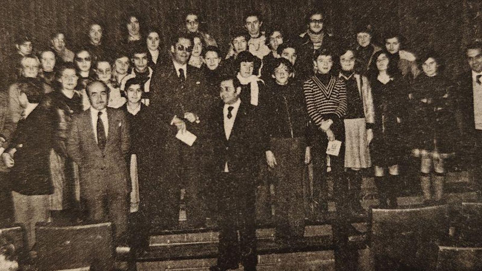 Algunos de los becarios con las autoridades.