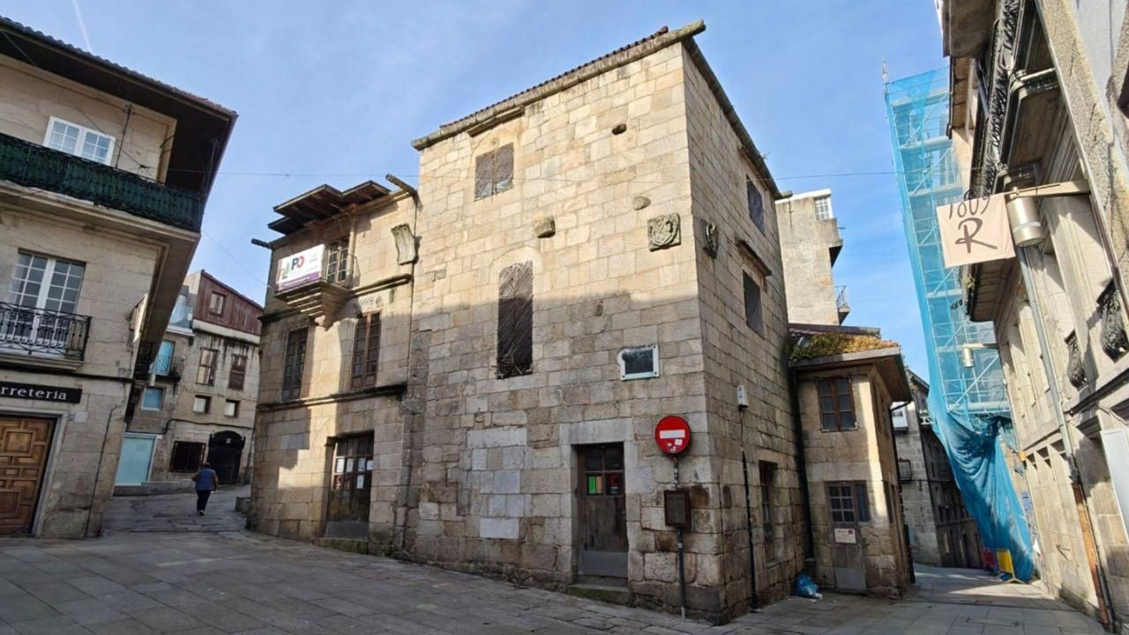 Fachada de la Casa Arines, sede del Centro Camões en Vigo, pendiente de ser reparada.