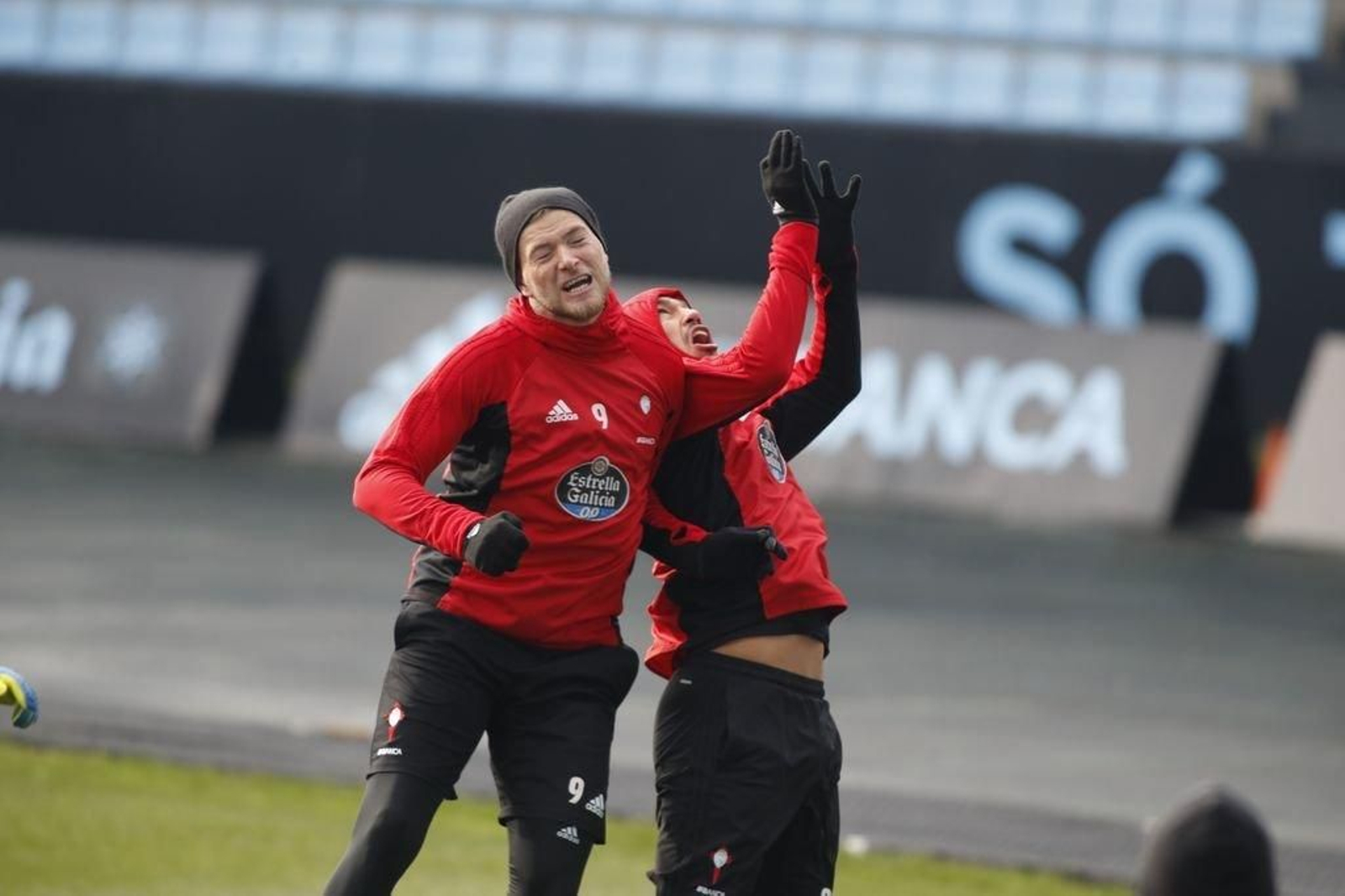 John Guidetti y Gustavo Cabral van al choque bromeando durante el entrenamiento de ayer en Balaídos.
