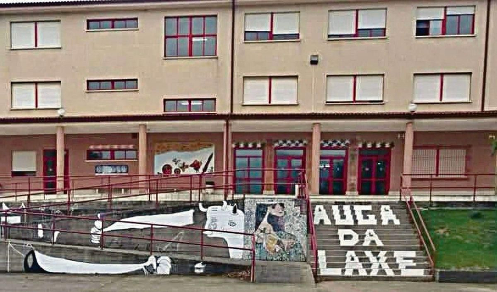 En el recuadro de la izquierda, alguno de los cubos que tuvieron que poner en el IES Auga da Laxe.
