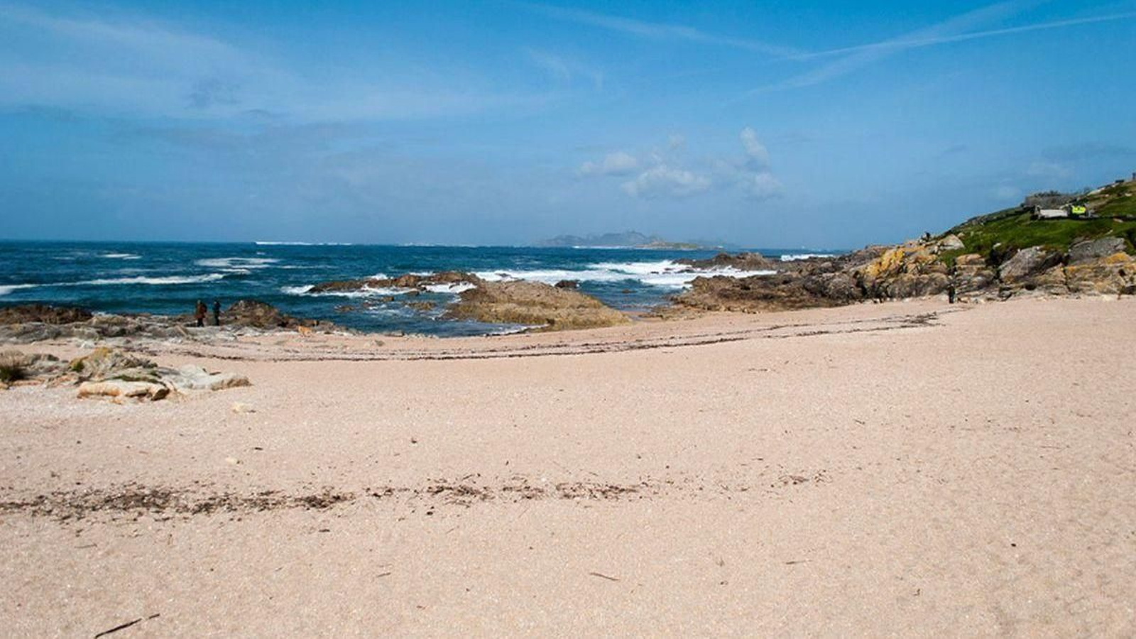 La playa de A Concheira volvió a lucir la bandera verde tras recuperar la calidad de sus aguas.