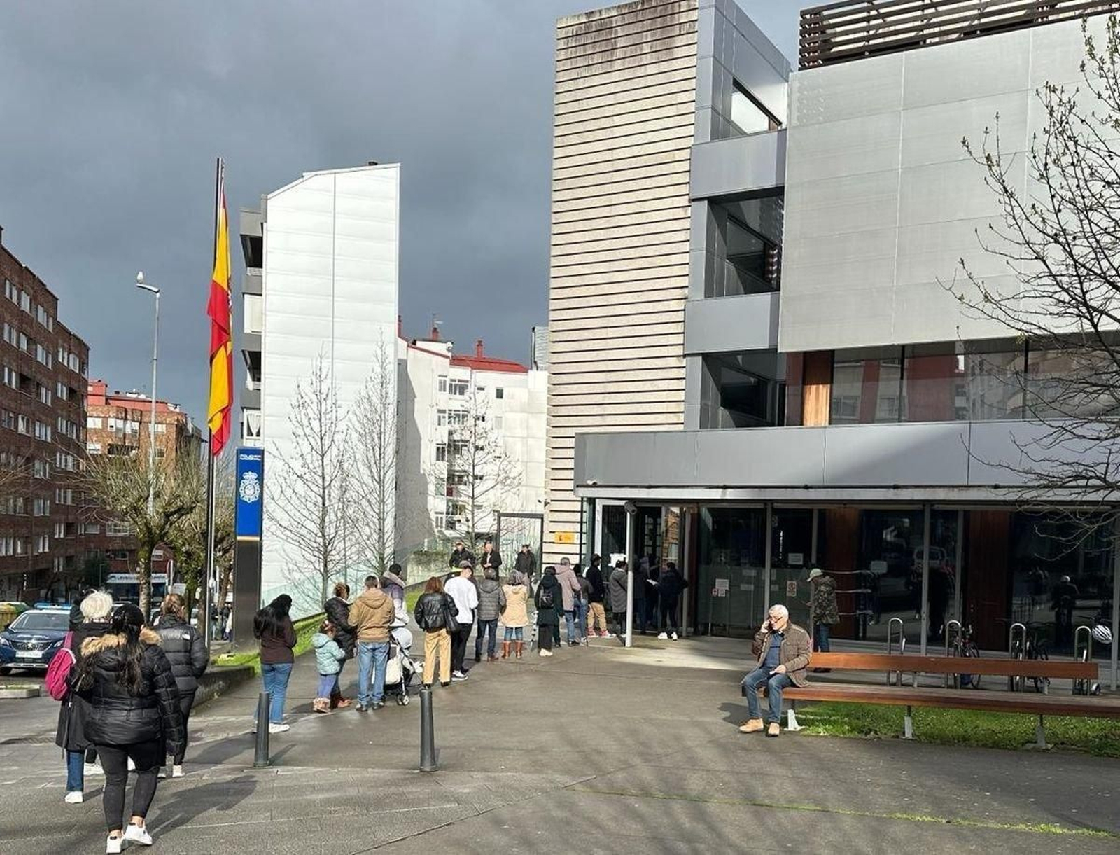 Colas a las puertas de la comisaría de la Policía Nacional de Vigo.