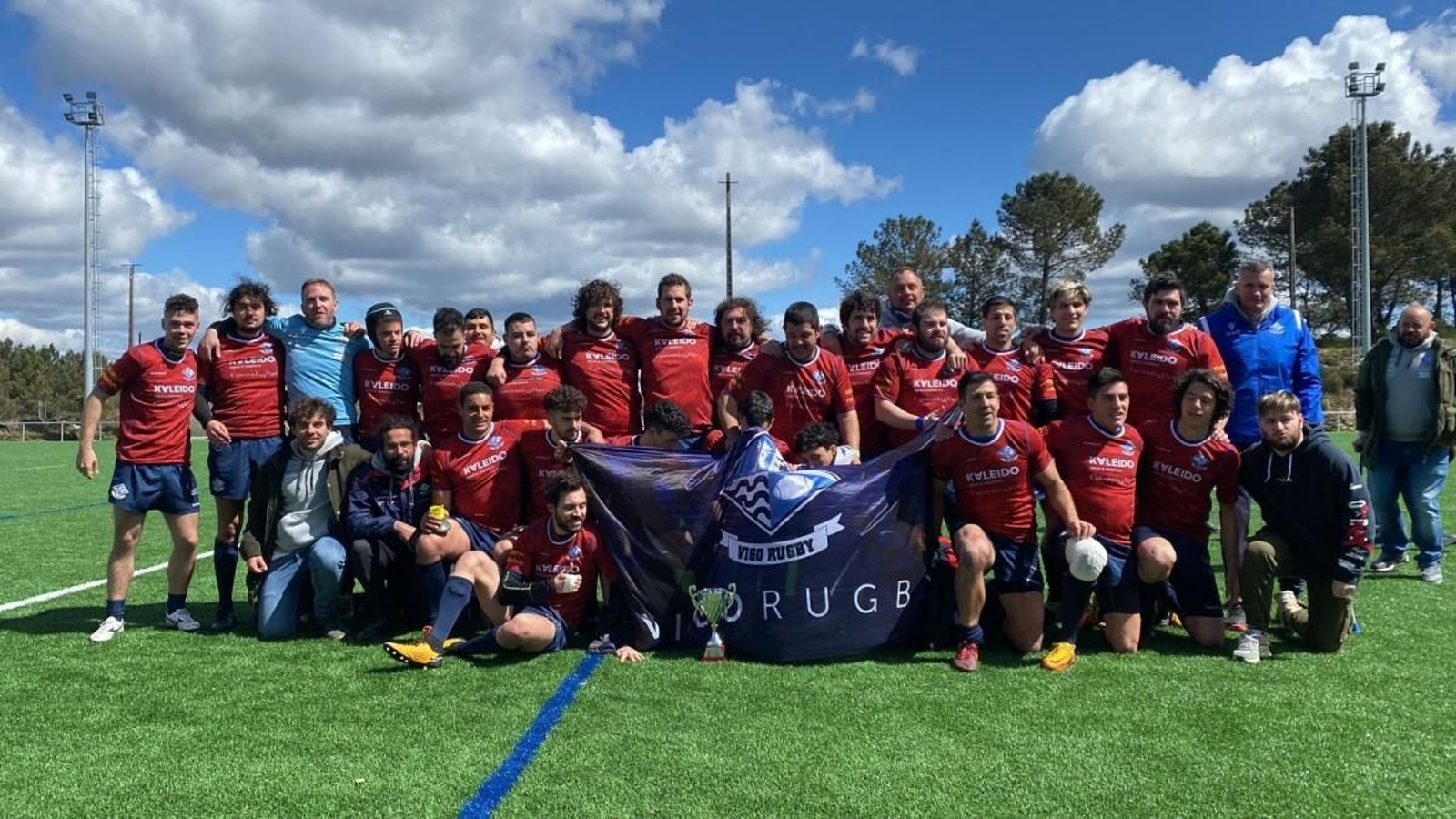 Jugadores y técnicos del Vigo Rugby posan tras la victoria conseguida ante el CR Ferrol, ayer, en Lalín.