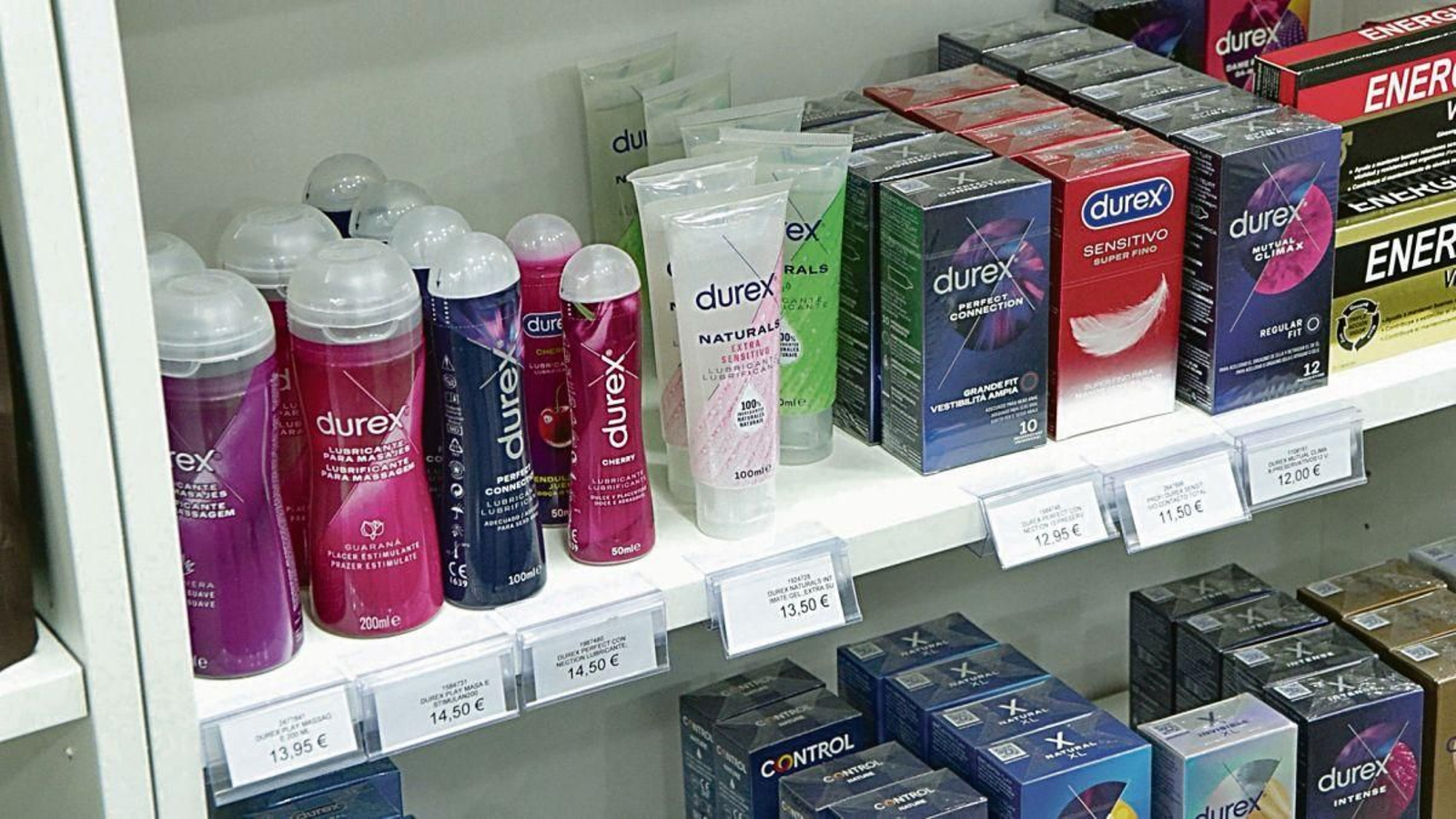 Estantería de una farmacia con productos de salu sexual.