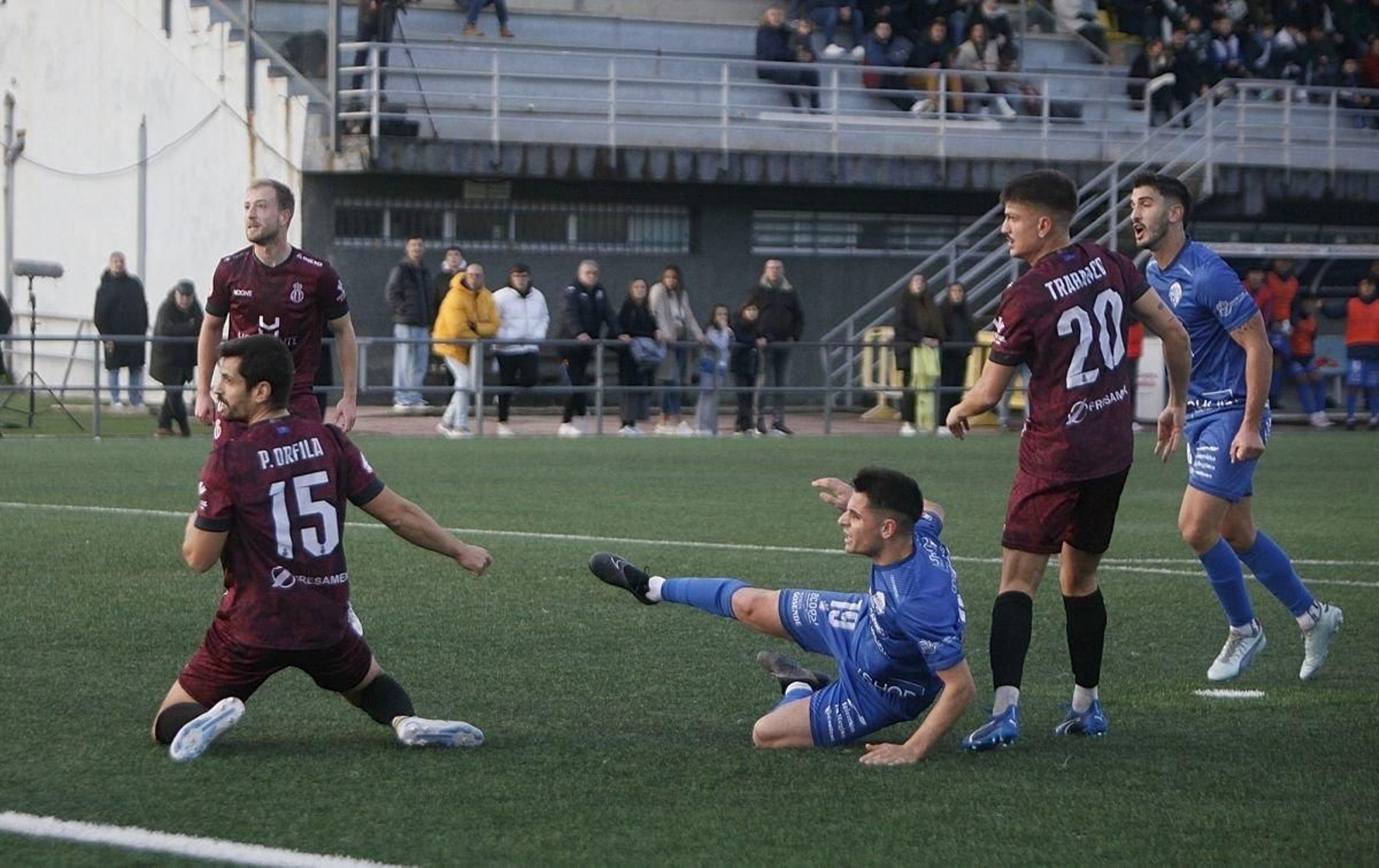 Gabri Palmás conecta en posición acrobática el remate que se convirtió en el primer gol local