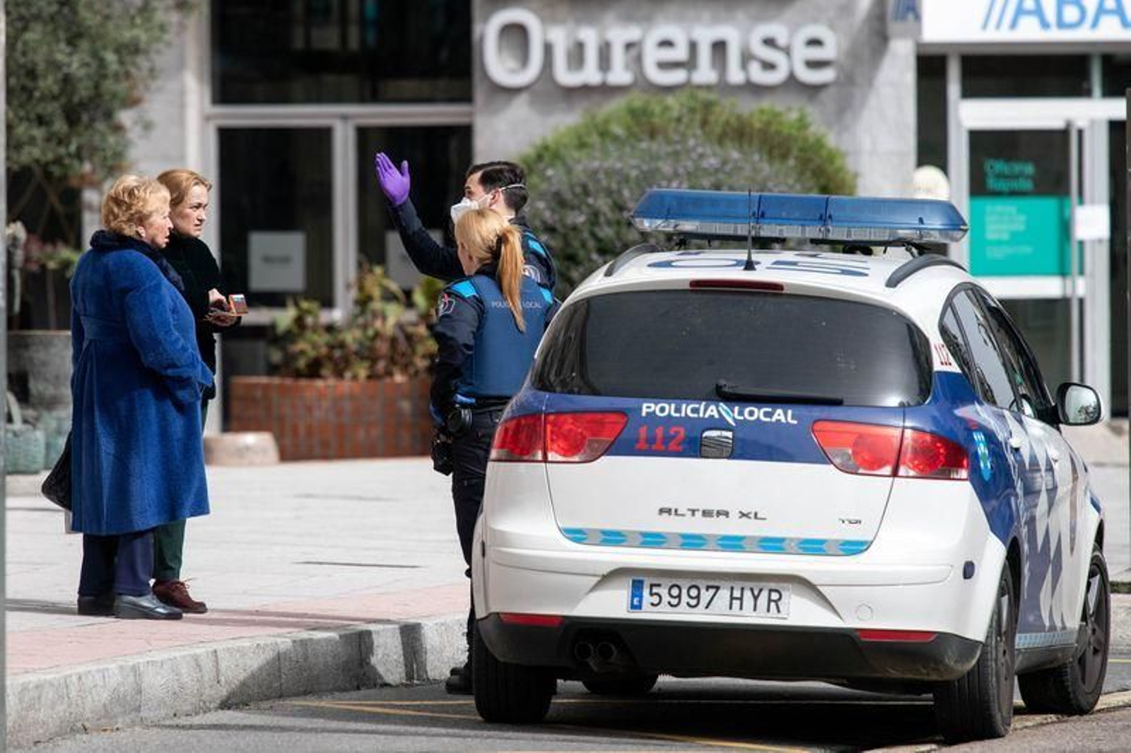 Agentes de la Policía Local explican a dos mujeres que ya no se puede pasear por las calles de la ciudad (ÓSCAR PINAL).