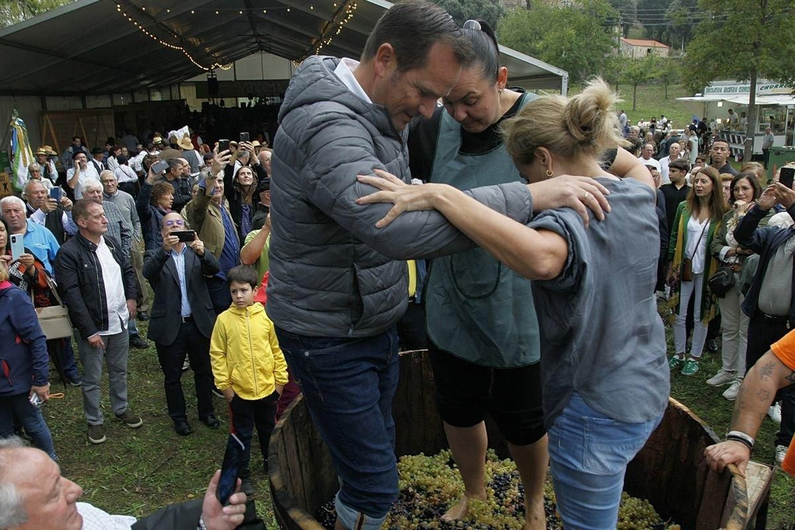 Jonatás Gago, Mónica Varela y Araceli Bonaque fueron los voluntarios que se animaron a realizar el pisado de la uva.