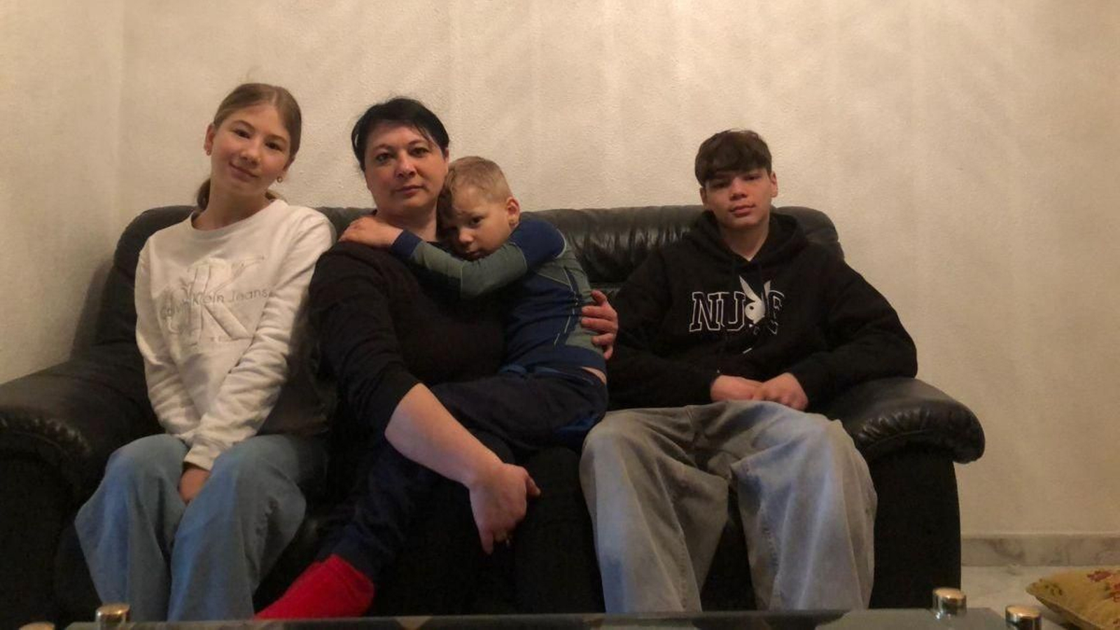 Ángela, con tres de sus cuatro hijos, en su casa de Castro Caldelas.