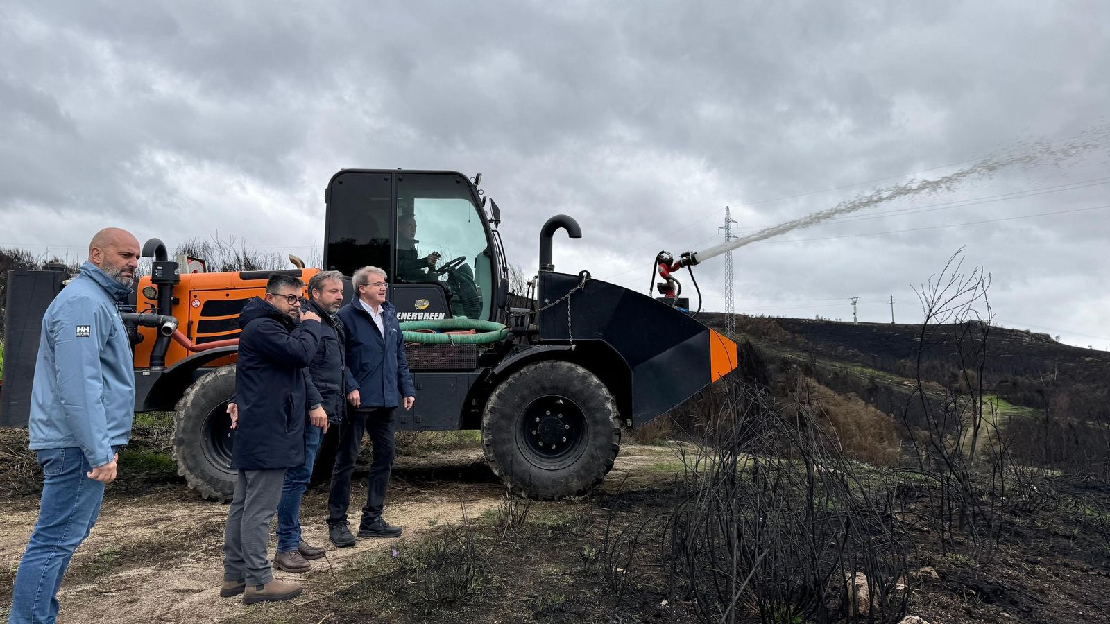 Demostración de reparto de semillas con una máquina hidrostática polivalente.