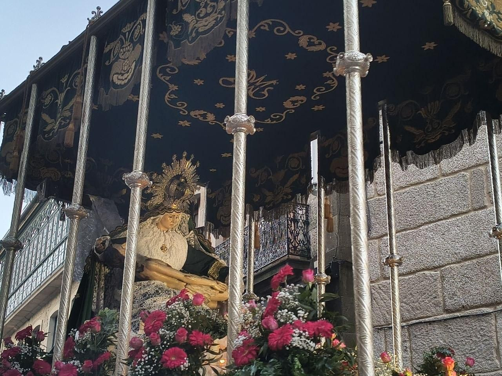 Galería | Emotiva procesión General del Santo Entierro en Pontevedra