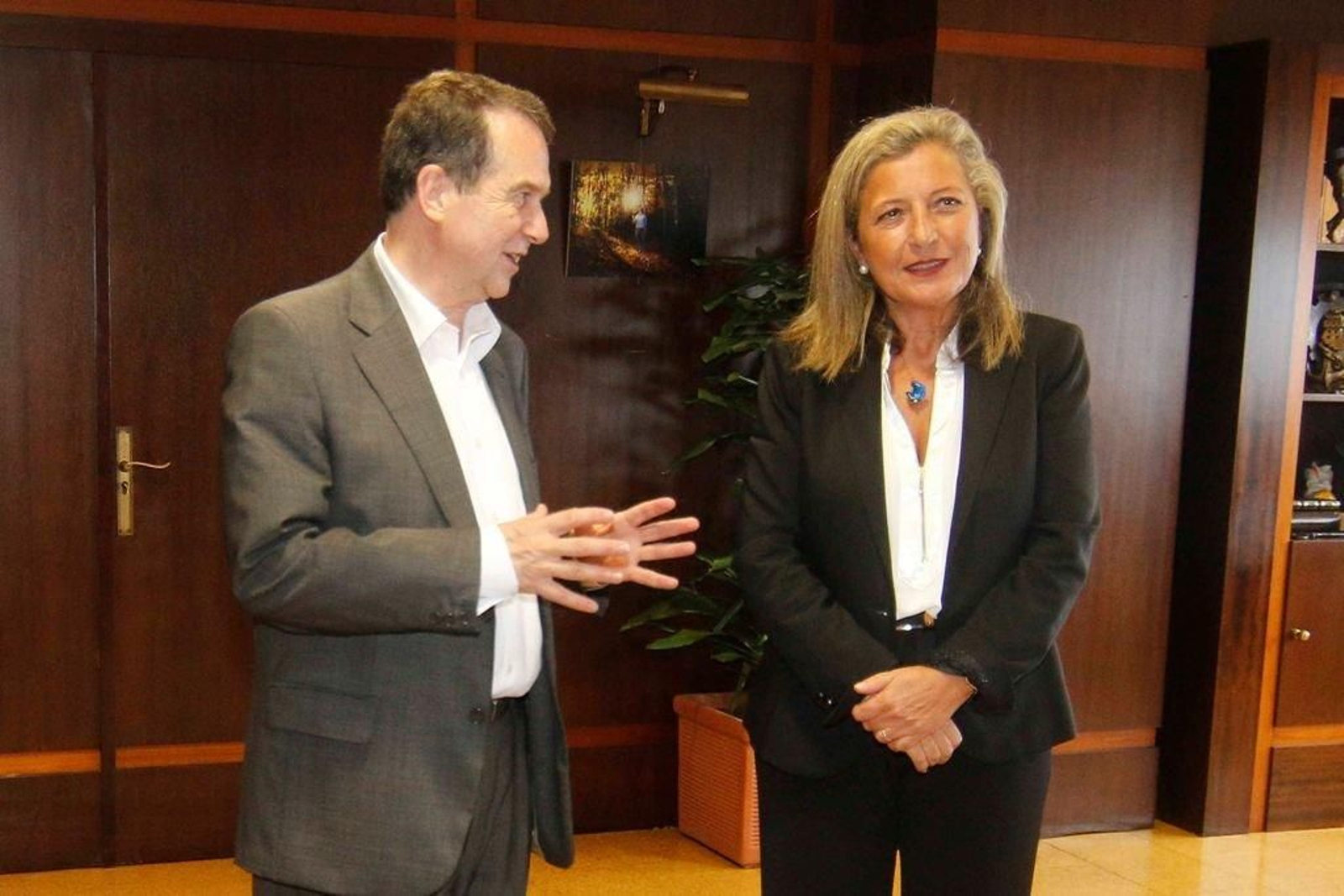 Teresa Pedrosa, de Zona Franca, y Abel Caballero, ayer en la Alcaldía.