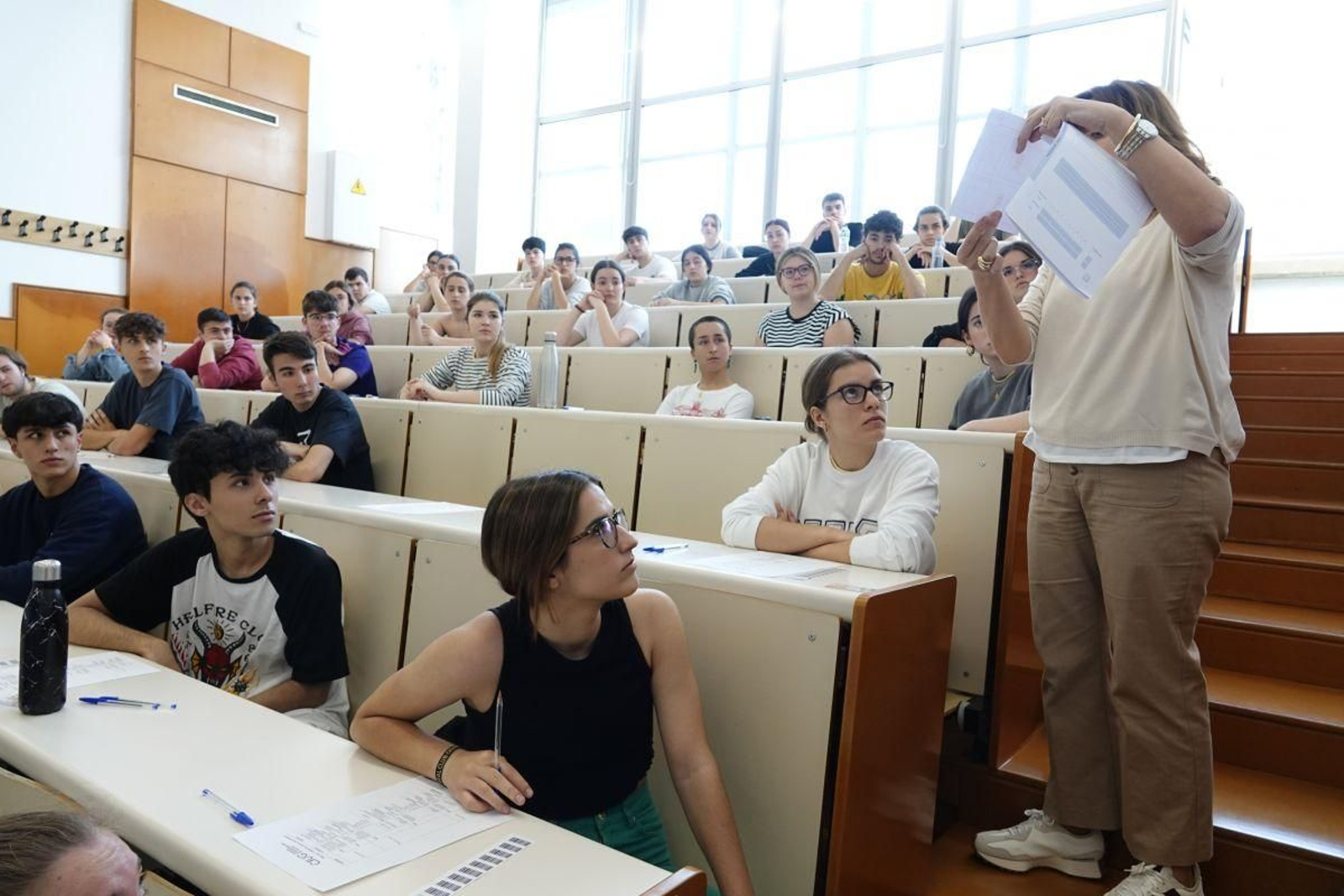 Estudiantes atentos a las explicaciones de una profesora durante la ABAU celebrada en Vigo este año.