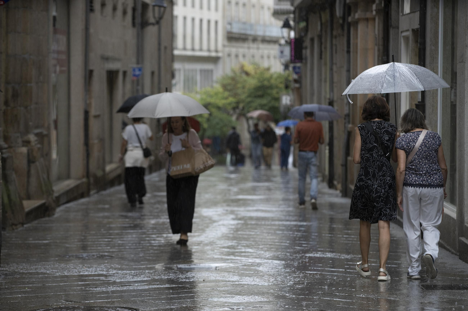 Galería | Una tormenta de verano deja Ourense pasada por agua y desploma los termómetros