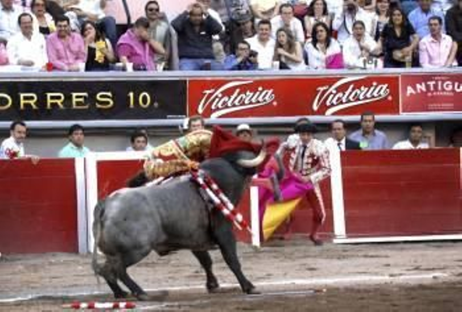 Un momento de la cogida a José Tomás.