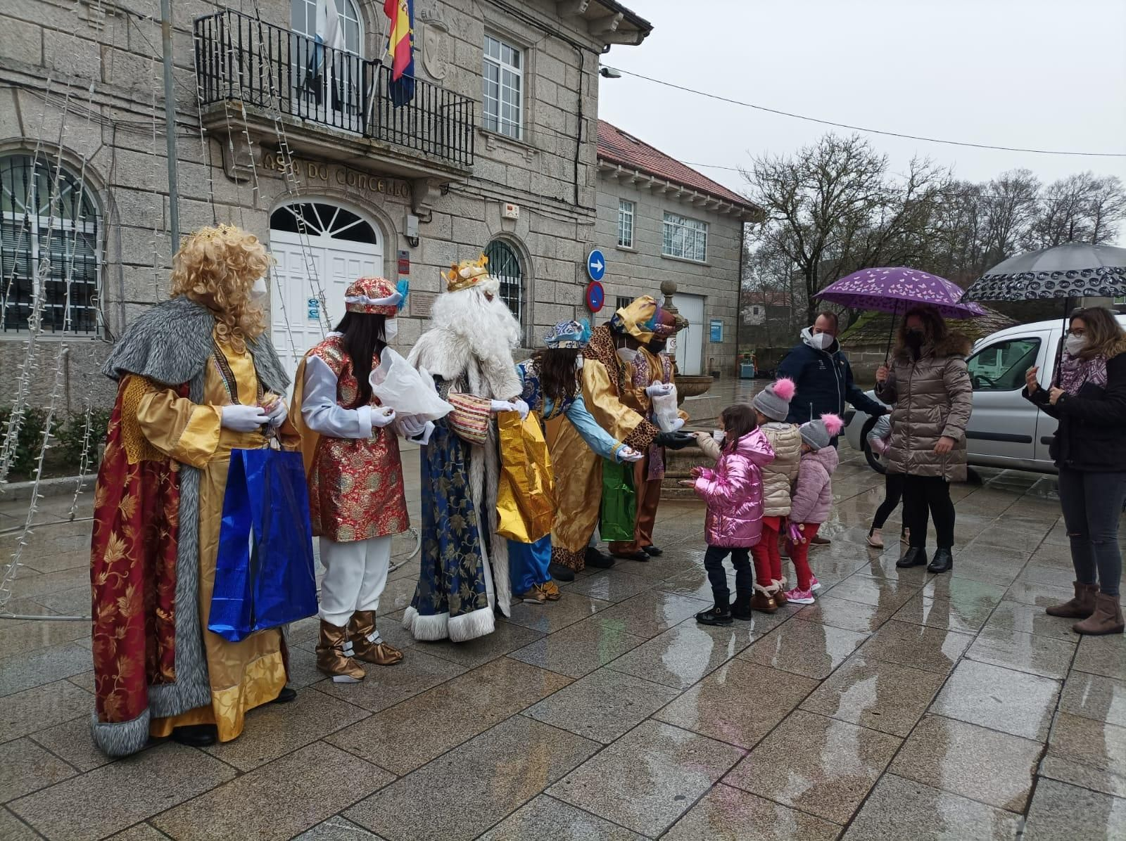 O IRIXO. Los Reyes Magos hicieron parada en O Irixo visitando a los mayores residentes en el geriátrico y fueron recibidos por los niños y niñas de la localidad.