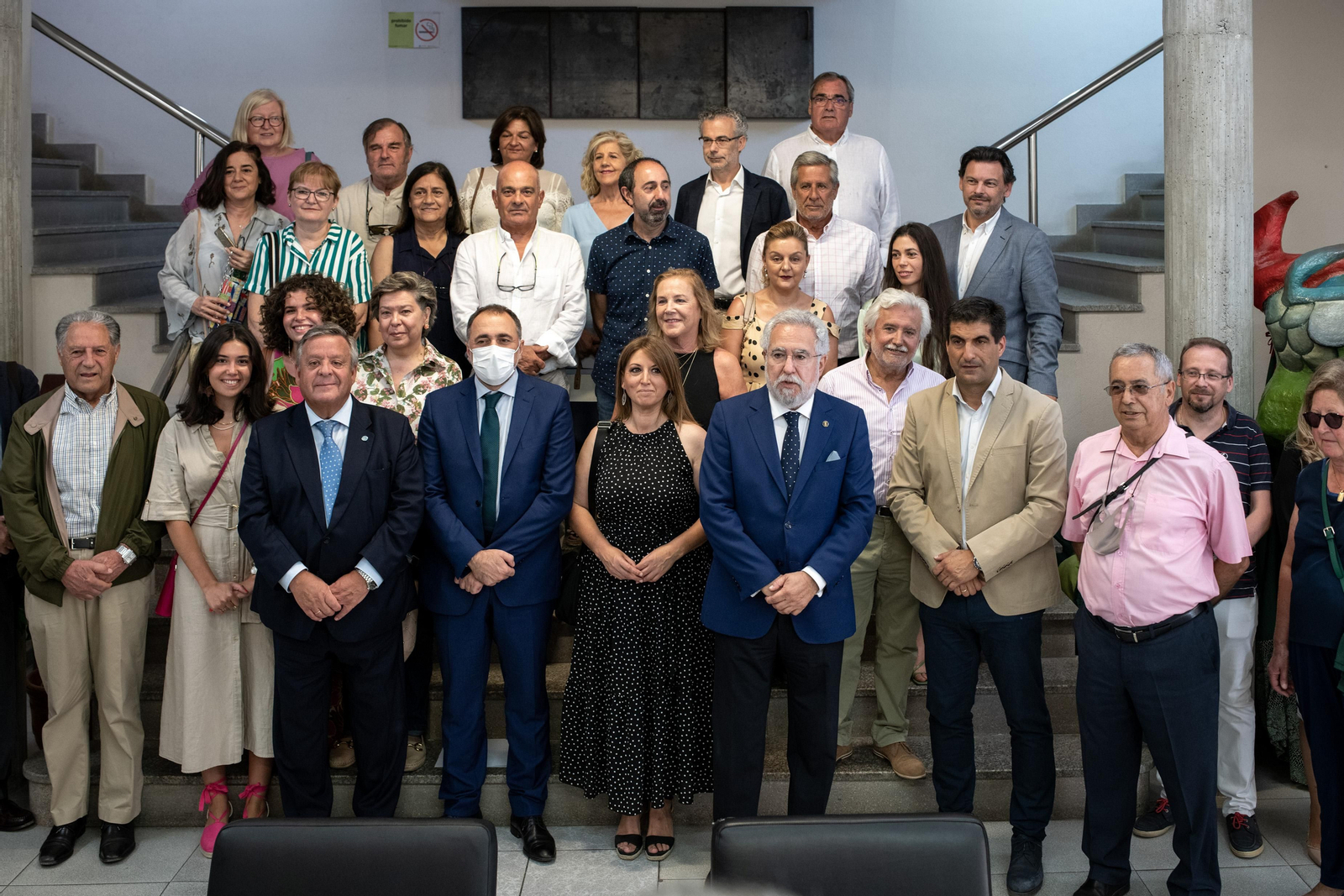 Facultativos y cargos públicos en la Casa de la Cultura de Allariz, antes del evento. (Óscar Pinal)