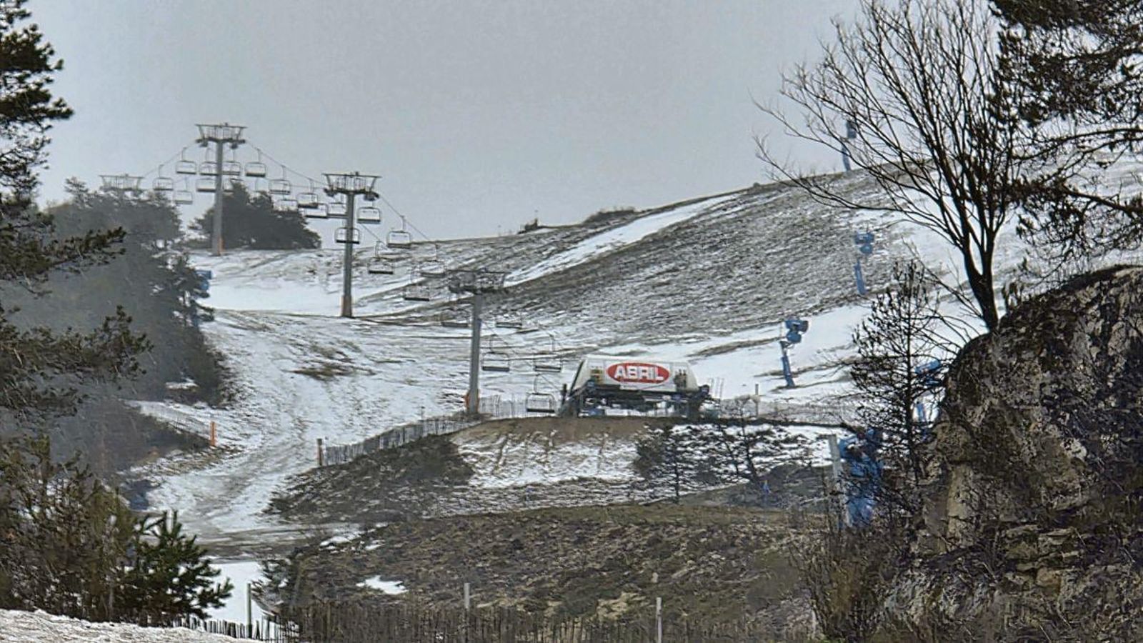 Las últimas lluvias mantienen la montaña sin apenas nieve.