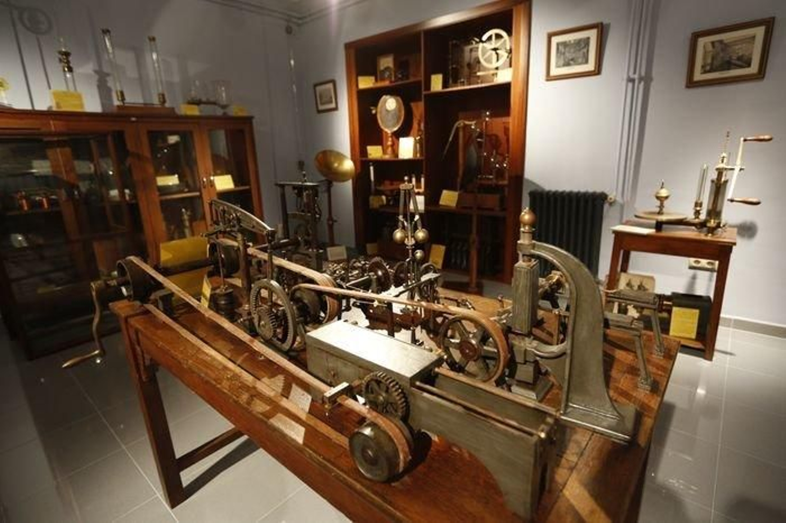 Las dos salas del Museo Pedagógico albergan objetos de uso educativo histórico.