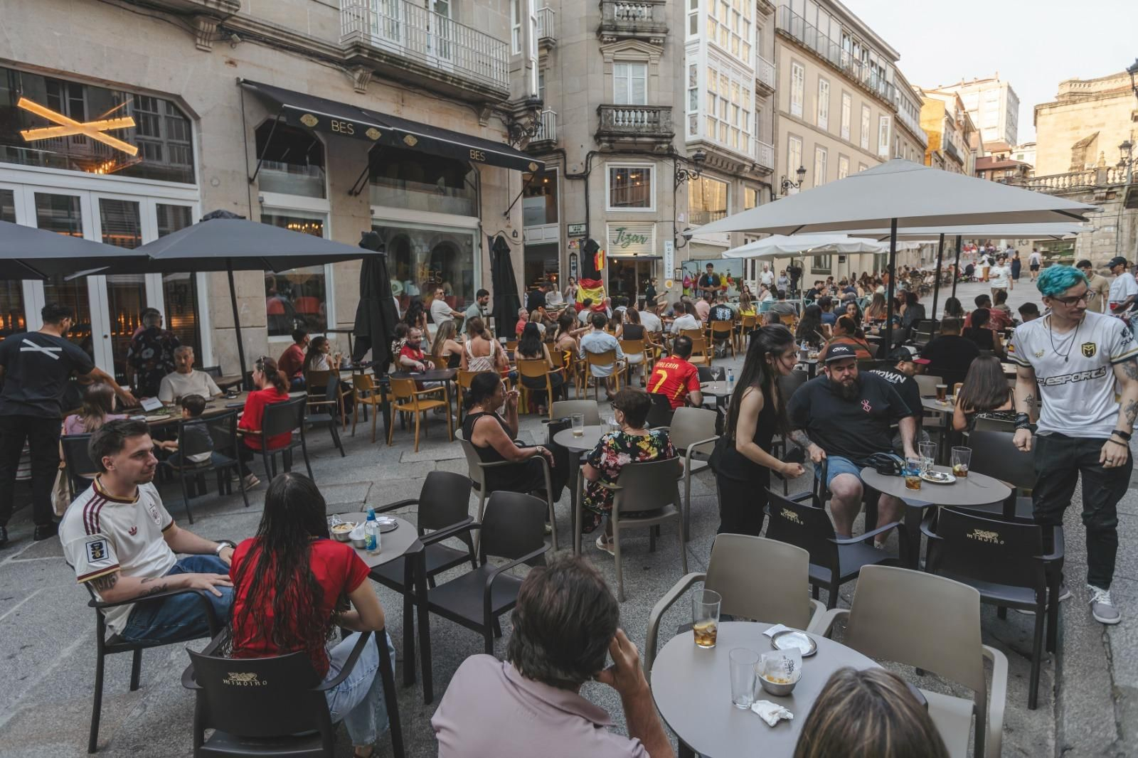Galería | Camisetas, banderas y las calles de Ourense llenas de emoción por ver a España jugar los cuartos de final, en fotos